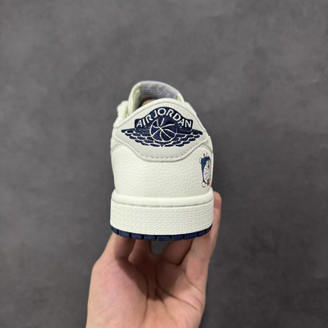 图片[4]-【定制版】乔丹Fragment x Travis Scott xDior Air Jordan 1 Low 三方联名倒钩，整双鞋以全荔枝皮打造，腰身搭配白色「倒勾」，再点缀上Travis Scott 标志性的Logo，后跟处以藤原浩最拿手的蓝色为主色调，完善极具Fragment Design的白蓝黑设计风格，左右脚分别以Travis Scott鬼脸和乔丹飞翼加以修饰，彰显出三方联名的奢华格调 尺码： 36 36.5 37.5 38 38.5 39 40 40.5 41 42 42.5 43 44 45 货号：DZ2688-004 编码：HXSB330340-选品中心