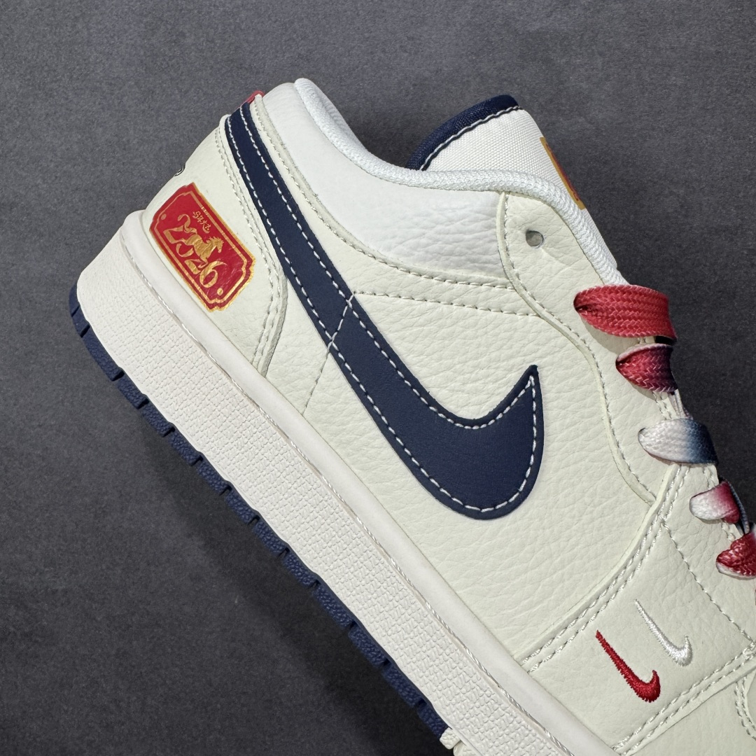 图片[6]-【定制版】Nike Jordan Air Jordan 1“ 马年限定——米黑双拼底” 高端定制 低帮 复古 减震 防滑 耐磨 篮球鞋 定制鞋盒 大厂纯原品质出货 超高清洁度 皮料切割干净无任何毛边 细节完美 货号：FC7688-198 尺码：36 36.5 37.5 38 38.5 39 40 40.5 41 42 42.5 43 44 44.5 45 编码：HXSB330340-选品中心