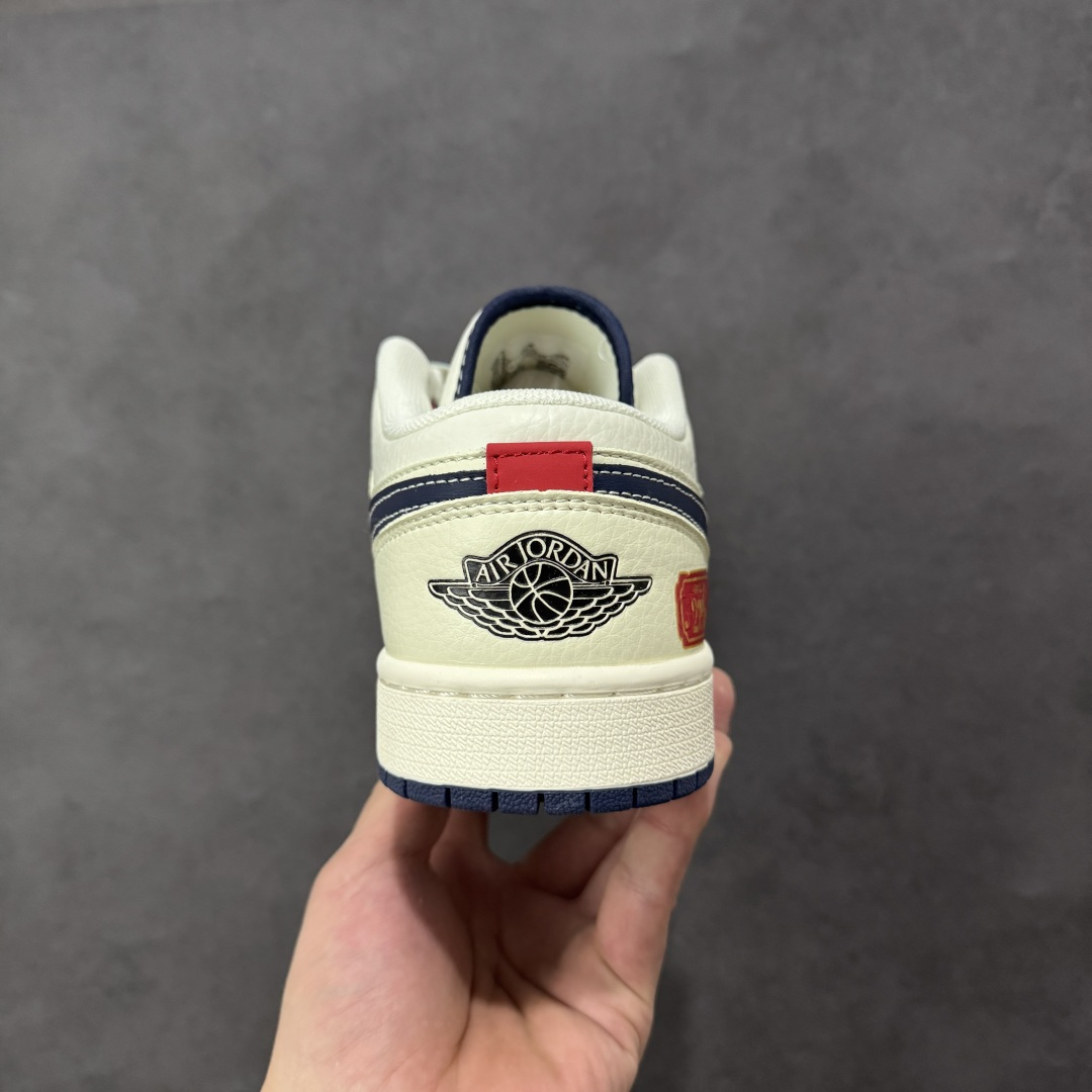 图片[4]-【定制版】Nike Jordan Air Jordan 1“ 马年限定——米黑双拼底” 高端定制 低帮 复古 减震 防滑 耐磨 篮球鞋 定制鞋盒 大厂纯原品质出货 超高清洁度 皮料切割干净无任何毛边 细节完美 货号：FC7688-198 尺码：36 36.5 37.5 38 38.5 39 40 40.5 41 42 42.5 43 44 44.5 45 编码：HXSB330340-选品中心