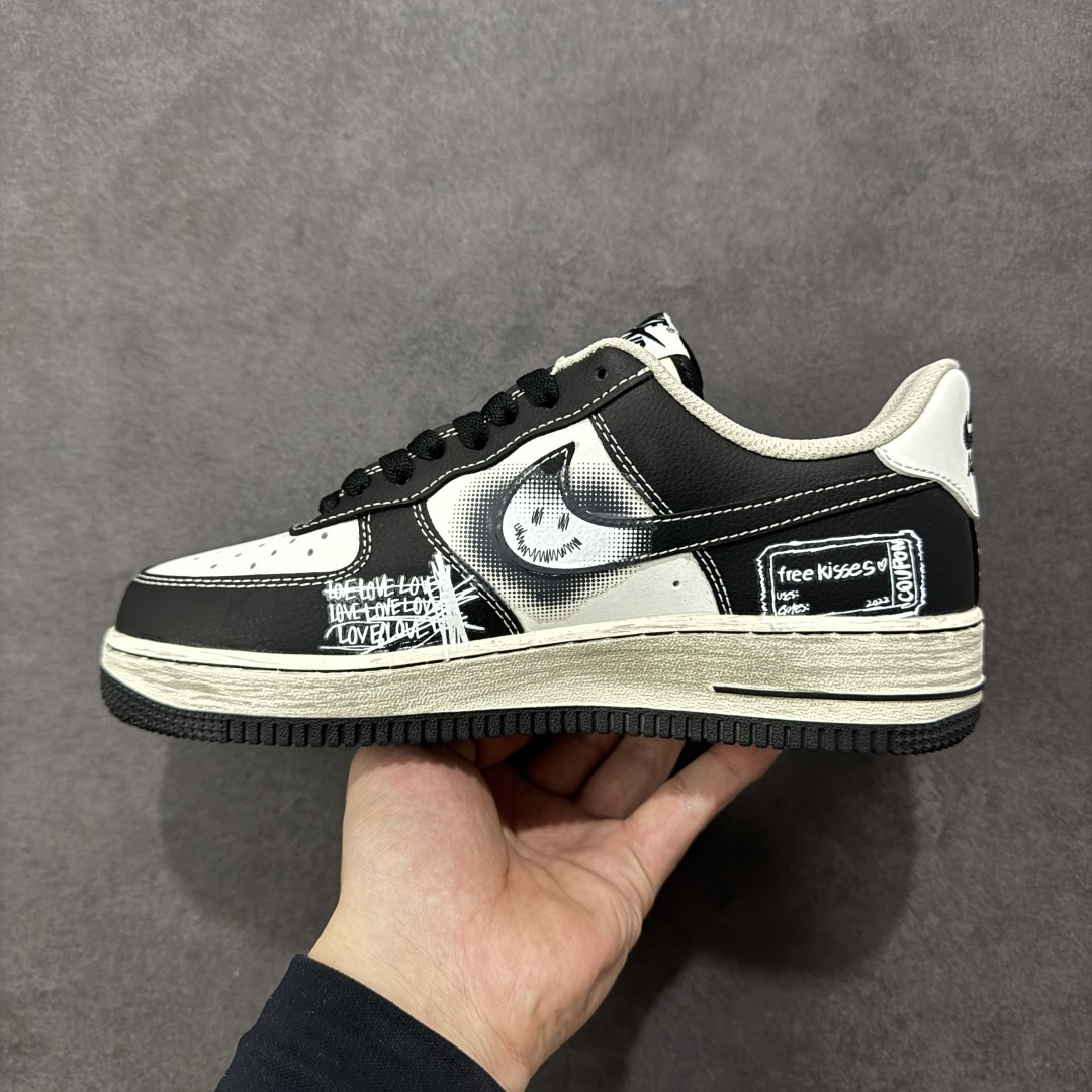 图片[2]-【定制版】手绘涂鸦“涂鸦心跳”Nike Air Force 1 “Graffiti Heartbeat”空军一号定制板鞋 以黑灰为底色，像把街头涂鸦直接 “泼” 在了鞋身：白漆泼墨的野性笔触撞碎沉闷，棋盘格爱心与手写标语藏着叛逆小细节，做旧中底的磨损质感更添随性街头味。黑与白的碰撞里，每一处涂鸦都是年轻态度的外放，是踩在脚下的 “街头酷感宣言” 货号：DB3301-808 尺码： 36 36.5 37.5 38 38.5 39 40 40.5 41 42 42.5 43 44 44.5 45 编码：HXSA310320-选品中心