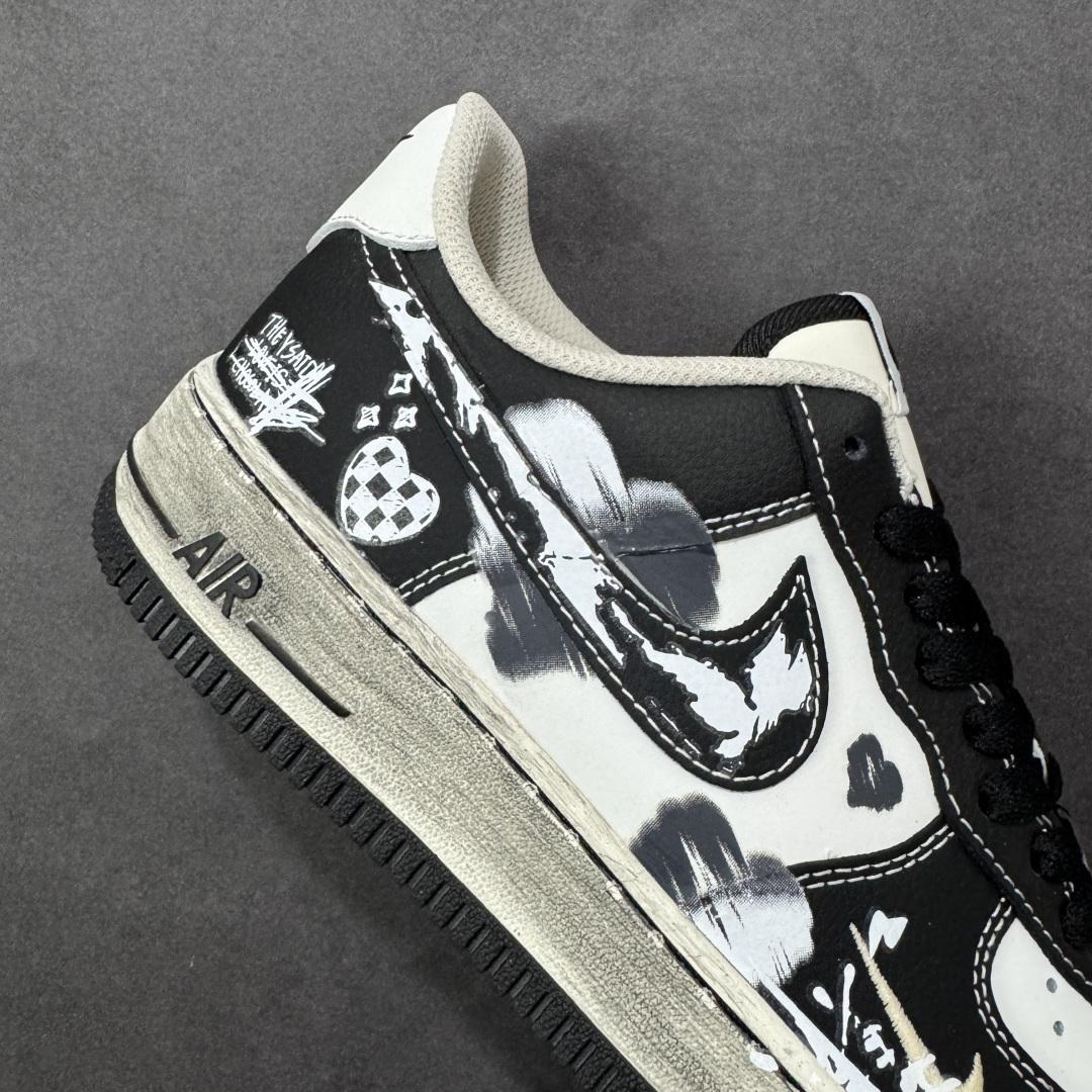 图片[6]-【定制版】手绘涂鸦“涂鸦心跳”Nike Air Force 1 “Graffiti Heartbeat”空军一号定制板鞋 以黑灰为底色，像把街头涂鸦直接 “泼” 在了鞋身：白漆泼墨的野性笔触撞碎沉闷，棋盘格爱心与手写标语藏着叛逆小细节，做旧中底的磨损质感更添随性街头味。黑与白的碰撞里，每一处涂鸦都是年轻态度的外放，是踩在脚下的 “街头酷感宣言” 货号：DB3301-808 尺码： 36 36.5 37.5 38 38.5 39 40 40.5 41 42 42.5 43 44 44.5 45 编码：HXSA310320-选品中心