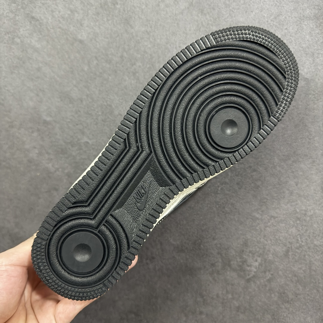 图片[9]-【定制版】手绘涂鸦“涂鸦心跳”Nike Air Force 1 “Graffiti Heartbeat”空军一号定制板鞋 以黑灰为底色，像把街头涂鸦直接 “泼” 在了鞋身：白漆泼墨的野性笔触撞碎沉闷，棋盘格爱心与手写标语藏着叛逆小细节，做旧中底的磨损质感更添随性街头味。黑与白的碰撞里，每一处涂鸦都是年轻态度的外放，是踩在脚下的 “街头酷感宣言” 货号：DB3301-808 尺码： 36 36.5 37.5 38 38.5 39 40 40.5 41 42 42.5 43 44 44.5 45 编码：HXSA310320-选品中心