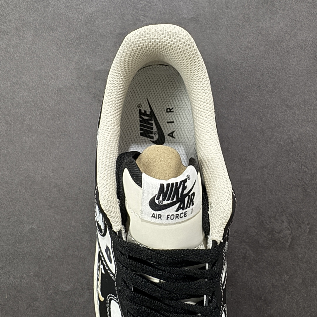 图片[7]-【定制版】手绘涂鸦“涂鸦心跳”Nike Air Force 1 “Graffiti Heartbeat”空军一号定制板鞋 以黑灰为底色，像把街头涂鸦直接 “泼” 在了鞋身：白漆泼墨的野性笔触撞碎沉闷，棋盘格爱心与手写标语藏着叛逆小细节，做旧中底的磨损质感更添随性街头味。黑与白的碰撞里，每一处涂鸦都是年轻态度的外放，是踩在脚下的 “街头酷感宣言” 货号：DB3301-808 尺码： 36 36.5 37.5 38 38.5 39 40 40.5 41 42 42.5 43 44 44.5 45 编码：HXSA310320-选品中心