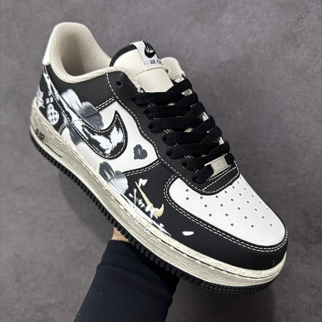 图片[3]-【定制版】手绘涂鸦“涂鸦心跳”Nike Air Force 1 “Graffiti Heartbeat”空军一号定制板鞋 以黑灰为底色，像把街头涂鸦直接 “泼” 在了鞋身：白漆泼墨的野性笔触撞碎沉闷，棋盘格爱心与手写标语藏着叛逆小细节，做旧中底的磨损质感更添随性街头味。黑与白的碰撞里，每一处涂鸦都是年轻态度的外放，是踩在脚下的 “街头酷感宣言” 货号：DB3301-808 尺码： 36 36.5 37.5 38 38.5 39 40 40.5 41 42 42.5 43 44 44.5 45 编码：HXSA310320-选品中心