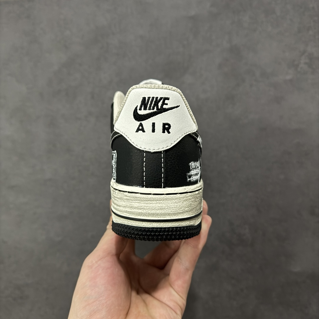 图片[4]-【定制版】手绘涂鸦“涂鸦心跳”Nike Air Force 1 “Graffiti Heartbeat”空军一号定制板鞋 以黑灰为底色，像把街头涂鸦直接 “泼” 在了鞋身：白漆泼墨的野性笔触撞碎沉闷，棋盘格爱心与手写标语藏着叛逆小细节，做旧中底的磨损质感更添随性街头味。黑与白的碰撞里，每一处涂鸦都是年轻态度的外放，是踩在脚下的 “街头酷感宣言” 货号：DB3301-808 尺码： 36 36.5 37.5 38 38.5 39 40 40.5 41 42 42.5 43 44 44.5 45 编码：HXSA310320-选品中心