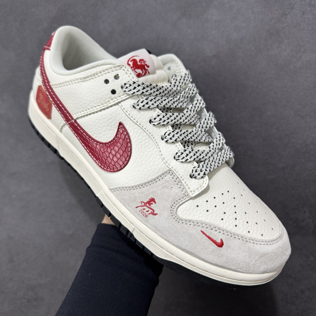 图片[3]-【定制版】Nike SB Dunk Low“ 马年限定—龙马精神” 周年高端定制 低帮休闲板鞋 定制鞋盒 大厂纯原品质出货 超高清洁度 皮料切割干净无任何毛边 细节完美 货号：XX8930-030 尺码：36 36.5 37.5 38 38.5 39 40 40.5 41 42 42.5 43 44 44.5 45 编码：HXSB330340-选品中心