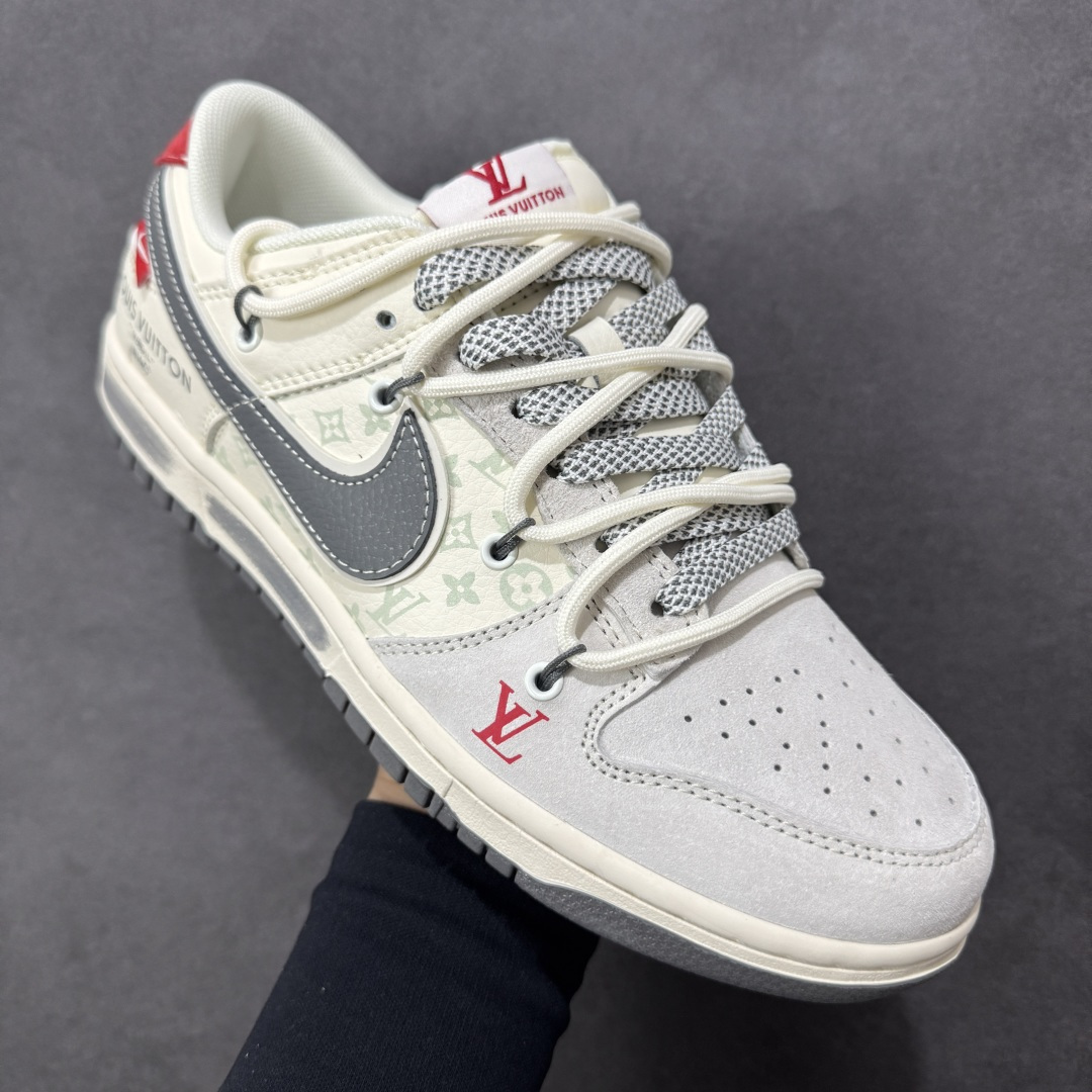 图片[3]-【定制版】NK SB Dunk Low LV联名 米灰抽绳 周年高端定制 低帮休闲板鞋 #定制鞋盒 大厂纯原品质出货 超高清洁度 皮料切割干净无任何毛边 细节完美 货号：CX5050-Y51 尺码：36 36.5 37.5 38 38.5 39 40 40.5 41 42 42.5 43 44 44.5 45 编码：GLB340350-选品中心