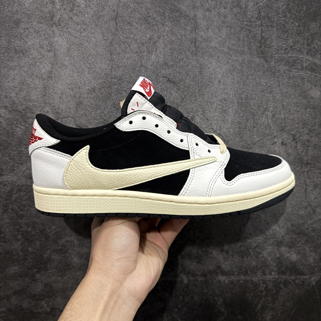 【原厂版】Air Jordan 1 x Travis Scott AJ1 x TS联名白黑倒钩低帮 XZ6868-001 超级强悍品质 可对比市场各大纯原版本 专业aj大厂出品 对细节的把控毋庸置疑 材料也是用最接近原鞋的头层皮料 所有地方都没有做到减配 原厂鞋楦打造完美鞋型 整体鞋型以及后跟做的弧度做的非常好 鞋带为原厂打蜡鞋带 粗细程度同步原鞋 裁片清洁度到位 无明显瑕疵毛边 免修产品 正确针车 该重针 该有尖角的地方都有做到 鞋价格非常香 转手可闭眼卖高价 到手各位就知道货有多好 绝对秒杀一切同价格货品 尺码：40-47.5-选品中心