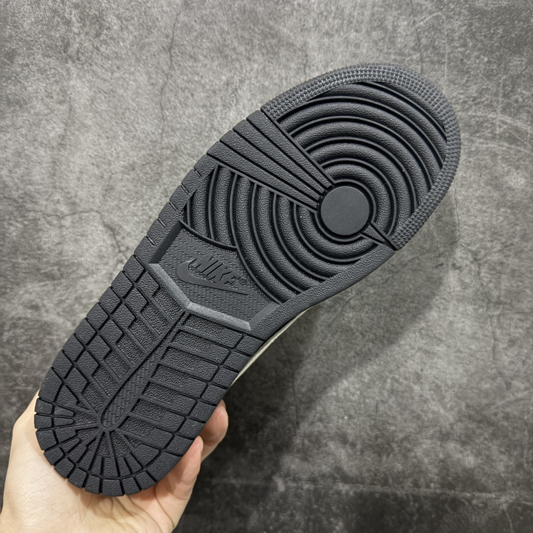 图片[9]-【原厂版】Air Jordan 1 x Travis Scott AJ1 x TS联名白黑倒钩低帮 XZ6868-001 超级强悍品质 可对比市场各大纯原版本 专业aj大厂出品 对细节的把控毋庸置疑 材料也是用最接近原鞋的头层皮料 所有地方都没有做到减配 原厂鞋楦打造完美鞋型 整体鞋型以及后跟做的弧度做的非常好 鞋带为原厂打蜡鞋带 粗细程度同步原鞋 裁片清洁度到位 无明显瑕疵毛边 免修产品 正确针车 该重针 该有尖角的地方都有做到 鞋价格非常香 转手可闭眼卖高价 到手各位就知道货有多好 绝对秒杀一切同价格货品 尺码：40-47.5-选品中心