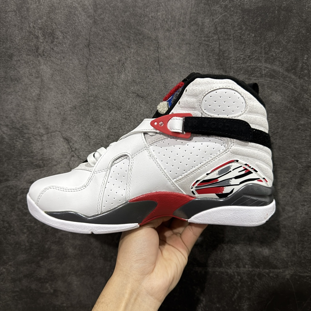 图片[2]-【XP纯原】Air Jordan 8 Retro \”Bugs Bunny\” 高帮 复刻白红黑 AJ8 乔丹8代 aj8 乔8 高邦 复刻兔八哥 乔丹篮球鞋系列 鞋面采用大面积白色皮革材质覆盖，搭配白色鞋身辅以浅灰色细节点缀，视觉效果相当经典；白色魔术十字绑带处点缀醒目的白色数字23凹印并以白色描边，鞋舌红灰毛巾质感和红色刺绣Jumpman Logo，也是属于Air Jorddan 8特有元素；外底Jumpman Logo则以黑色示人，进一步提升吸睛属性；忠于原版的设计，后跟抽象的彩绘图案、黑色内衬，丰富鞋款且还原元年造型。最后选用灰色中底和彩绘f拼色外底完成整体设计。 货号：305381-100（2025.12.20发售） 尺码：40 40.5 41 42 42.5 43 44 44.5 45 45.5 46 47.5-选品中心