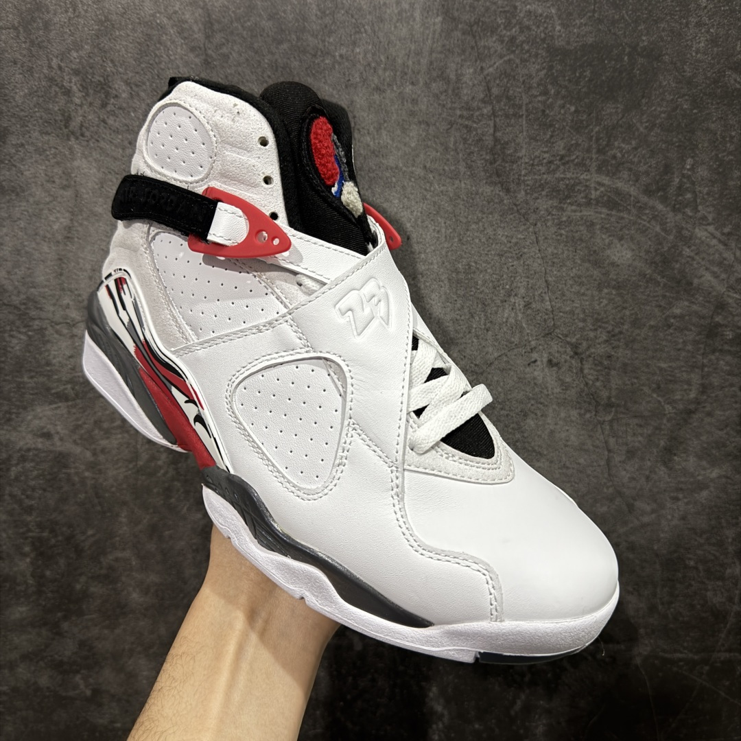 图片[3]-【XP纯原】Air Jordan 8 Retro \”Bugs Bunny\” 高帮 复刻白红黑 AJ8 乔丹8代 aj8 乔8 高邦 复刻兔八哥 乔丹篮球鞋系列 鞋面采用大面积白色皮革材质覆盖，搭配白色鞋身辅以浅灰色细节点缀，视觉效果相当经典；白色魔术十字绑带处点缀醒目的白色数字23凹印并以白色描边，鞋舌红灰毛巾质感和红色刺绣Jumpman Logo，也是属于Air Jorddan 8特有元素；外底Jumpman Logo则以黑色示人，进一步提升吸睛属性；忠于原版的设计，后跟抽象的彩绘图案、黑色内衬，丰富鞋款且还原元年造型。最后选用灰色中底和彩绘f拼色外底完成整体设计。 货号：305381-100（2025.12.20发售） 尺码：40 40.5 41 42 42.5 43 44 44.5 45 45.5 46 47.5-选品中心