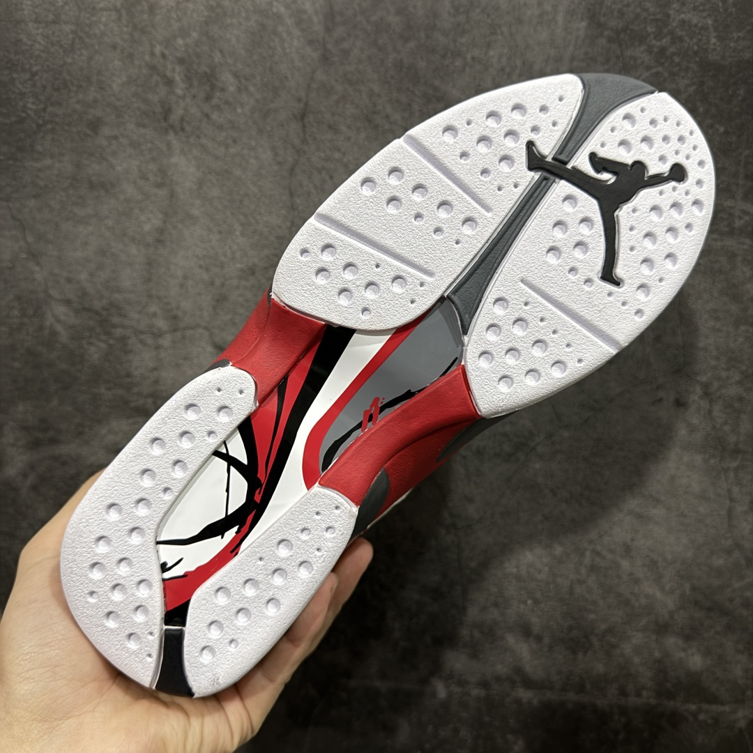 图片[9]-【XP纯原】Air Jordan 8 Retro \”Bugs Bunny\” 高帮 复刻白红黑 AJ8 乔丹8代 aj8 乔8 高邦 复刻兔八哥 乔丹篮球鞋系列 鞋面采用大面积白色皮革材质覆盖，搭配白色鞋身辅以浅灰色细节点缀，视觉效果相当经典；白色魔术十字绑带处点缀醒目的白色数字23凹印并以白色描边，鞋舌红灰毛巾质感和红色刺绣Jumpman Logo，也是属于Air Jorddan 8特有元素；外底Jumpman Logo则以黑色示人，进一步提升吸睛属性；忠于原版的设计，后跟抽象的彩绘图案、黑色内衬，丰富鞋款且还原元年造型。最后选用灰色中底和彩绘f拼色外底完成整体设计。 货号：305381-100（2025.12.20发售） 尺码：40 40.5 41 42 42.5 43 44 44.5 45 45.5 46 47.5-选品中心