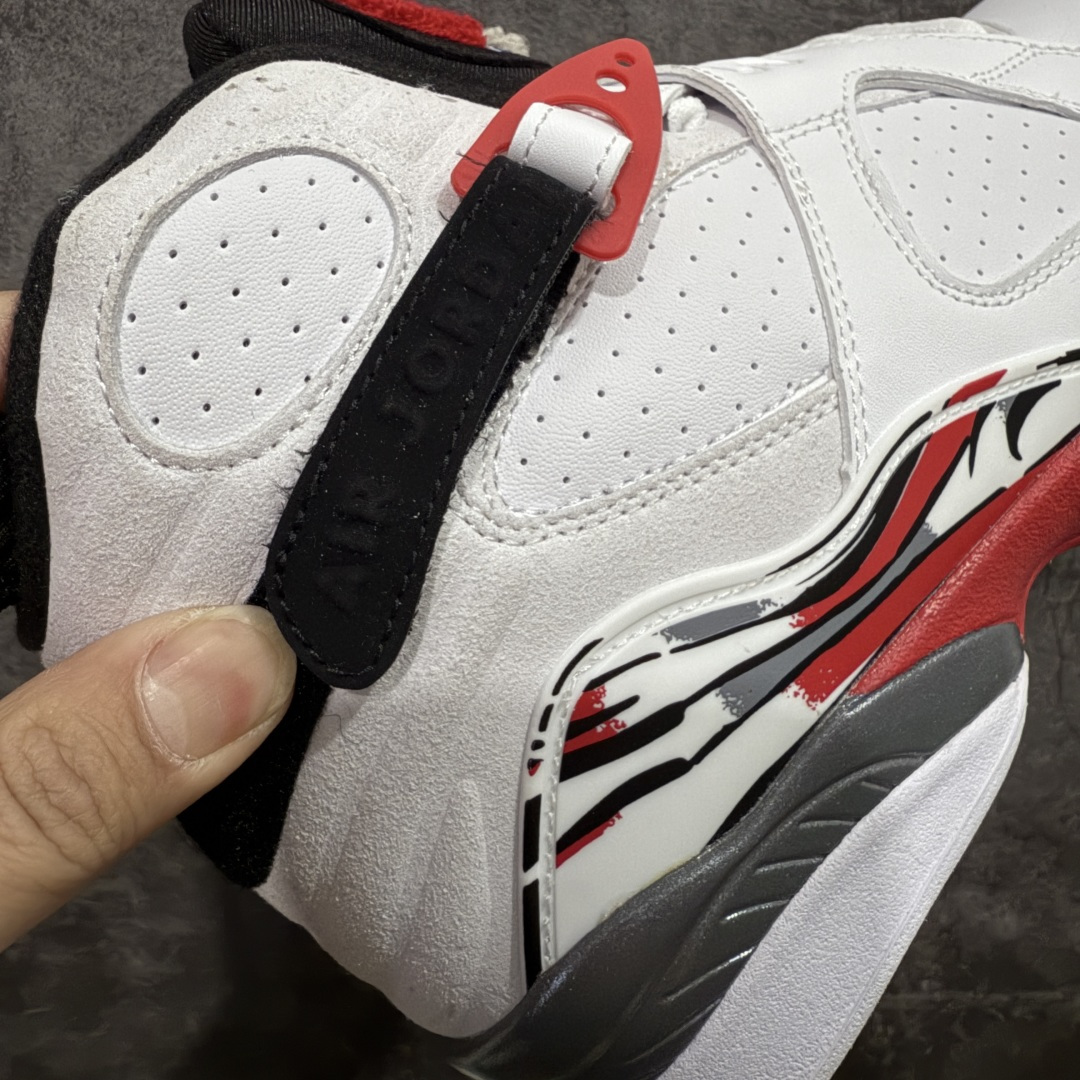 图片[3]-【XP纯原】Air Jordan 8 Retro \”Bugs Bunny\” 高帮 复刻白红黑 AJ8 乔丹8代 aj8 乔8 高邦 复刻兔八哥 乔丹篮球鞋系列 鞋面采用大面积白色皮革材质覆盖，搭配白色鞋身辅以浅灰色细节点缀，视觉效果相当经典；白色魔术十字绑带处点缀醒目的白色数字23凹印并以白色描边，鞋舌红灰毛巾质感和红色刺绣Jumpman Logo，也是属于Air Jorddan 8特有元素；外底Jumpman Logo则以黑色示人，进一步提升吸睛属性；忠于原版的设计，后跟抽象的彩绘图案、黑色内衬，丰富鞋款且还原元年造型。最后选用灰色中底和彩绘f拼色外底完成整体设计。 货号：305381-100（2025.12.20发售） 尺码：40 40.5 41 42 42.5 43 44 44.5 45 45.5 46 47.5-选品中心