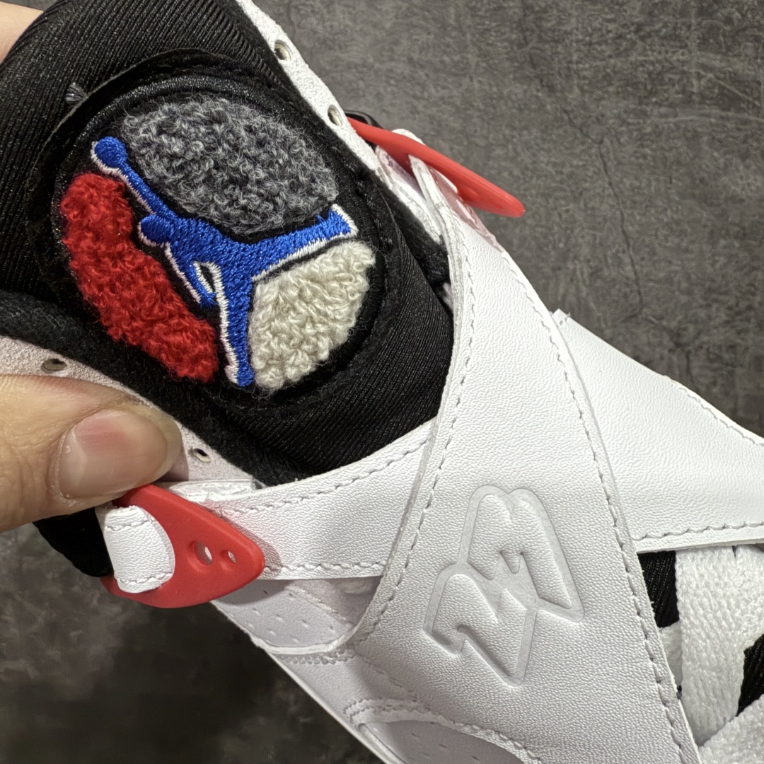 图片[5]-【XP纯原】Air Jordan 8 Retro \”Bugs Bunny\” 高帮 复刻白红黑 AJ8 乔丹8代 aj8 乔8 高邦 复刻兔八哥 乔丹篮球鞋系列 鞋面采用大面积白色皮革材质覆盖，搭配白色鞋身辅以浅灰色细节点缀，视觉效果相当经典；白色魔术十字绑带处点缀醒目的白色数字23凹印并以白色描边，鞋舌红灰毛巾质感和红色刺绣Jumpman Logo，也是属于Air Jorddan 8特有元素；外底Jumpman Logo则以黑色示人，进一步提升吸睛属性；忠于原版的设计，后跟抽象的彩绘图案、黑色内衬，丰富鞋款且还原元年造型。最后选用灰色中底和彩绘f拼色外底完成整体设计。 货号：305381-100（2025.12.20发售） 尺码：40 40.5 41 42 42.5 43 44 44.5 45 45.5 46 47.5-选品中心