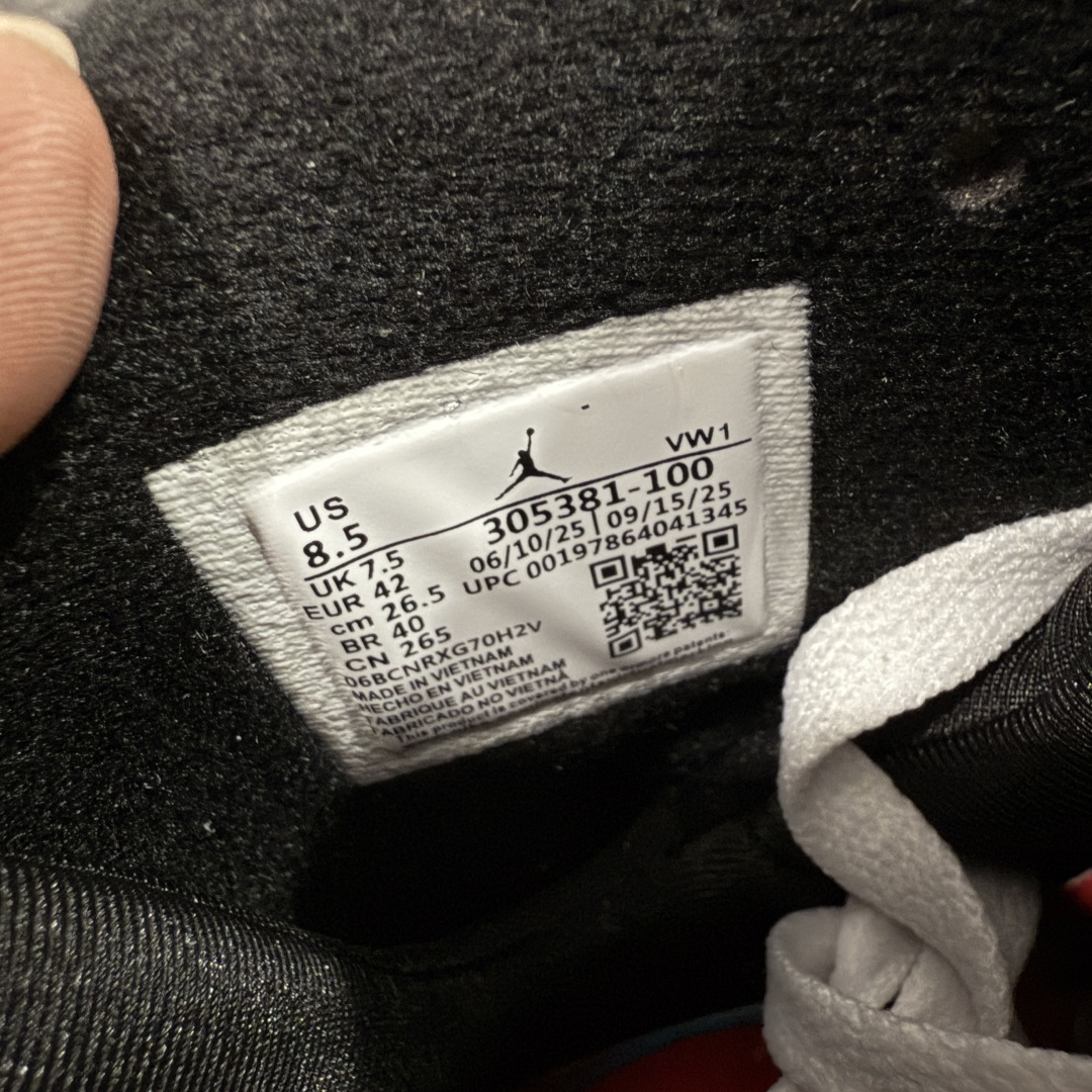 图片[6]-【XP纯原】Air Jordan 8 Retro \”Bugs Bunny\” 高帮 复刻白红黑 AJ8 乔丹8代 aj8 乔8 高邦 复刻兔八哥 乔丹篮球鞋系列 鞋面采用大面积白色皮革材质覆盖，搭配白色鞋身辅以浅灰色细节点缀，视觉效果相当经典；白色魔术十字绑带处点缀醒目的白色数字23凹印并以白色描边，鞋舌红灰毛巾质感和红色刺绣Jumpman Logo，也是属于Air Jorddan 8特有元素；外底Jumpman Logo则以黑色示人，进一步提升吸睛属性；忠于原版的设计，后跟抽象的彩绘图案、黑色内衬，丰富鞋款且还原元年造型。最后选用灰色中底和彩绘f拼色外底完成整体设计。 货号：305381-100（2025.12.20发售） 尺码：40 40.5 41 42 42.5 43 44 44.5 45 45.5 46 47.5-选品中心