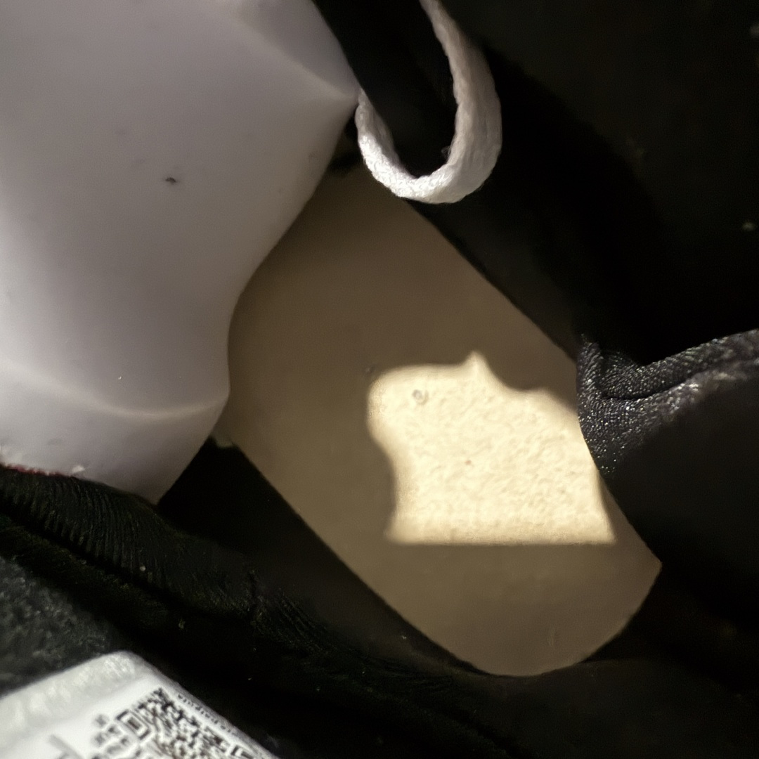 图片[8]-【XP纯原】Air Jordan 8 Retro \”Bugs Bunny\” 高帮 复刻白红黑 AJ8 乔丹8代 aj8 乔8 高邦 复刻兔八哥 乔丹篮球鞋系列 鞋面采用大面积白色皮革材质覆盖，搭配白色鞋身辅以浅灰色细节点缀，视觉效果相当经典；白色魔术十字绑带处点缀醒目的白色数字23凹印并以白色描边，鞋舌红灰毛巾质感和红色刺绣Jumpman Logo，也是属于Air Jorddan 8特有元素；外底Jumpman Logo则以黑色示人，进一步提升吸睛属性；忠于原版的设计，后跟抽象的彩绘图案、黑色内衬，丰富鞋款且还原元年造型。最后选用灰色中底和彩绘f拼色外底完成整体设计。 货号：305381-100（2025.12.20发售） 尺码：40 40.5 41 42 42.5 43 44 44.5 45 45.5 46 47.5-选品中心