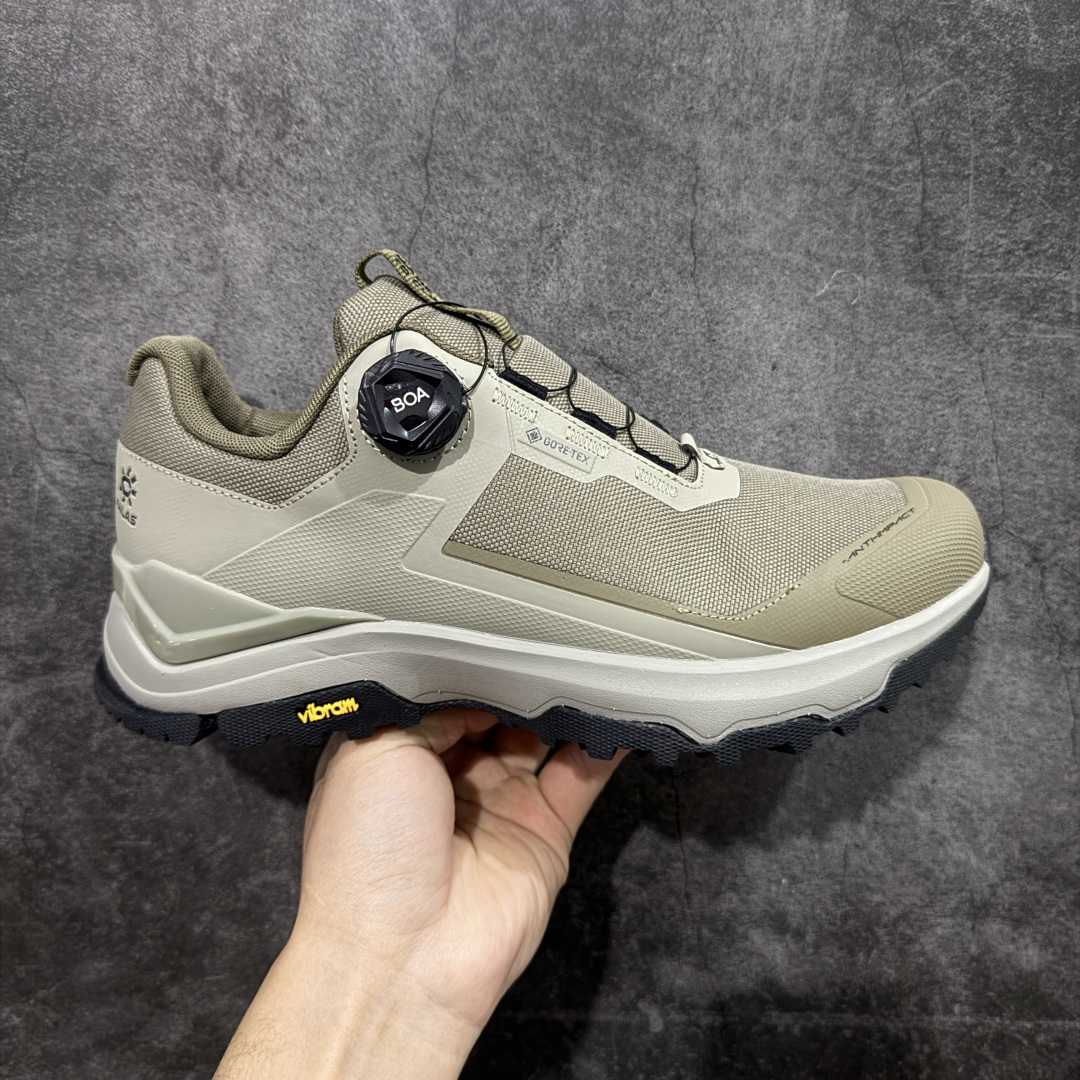 【GX纯原】凯乐石KAILAS 界山 GTX BOA 旋钮 舒适简约经典登山 防滑耐磨防水 低帮 徒步鞋 市面唯一正确防泼水防水面料 正确防水内里布 真正做到内外防水 区别市场假防水 鞋面材质：运用耐磨防砂网布，能防止沙石进入鞋内，同时具备良好的透气性，可让脚部保持干爽。 \\t鞋底性能：搭载Vibram防滑耐磨大底，有出色的抓地力，仿鲨齿纹路设计，能应对各种复杂路面；鞋底还能提供良好的稳定性和支撑力，减少脚部疲劳。 \\t防水技术：采用FILTERTEC防水透气技术，防水指数高达8000mm H₂O，能有效防止雨水渗透，同时能保持脚面干爽。 \\t细节设计：鞋头采用橡胶防撞包边，保护脚趾免受伤害；鞋舌一体式设计，防止碎石泥沙进入；采用亚洲人脚型鞋楦设计，配合中腰包裹，提高舒适性。 适用场景：适合多日或单日轻装徒步，也可用于城市通勤，是一双兼顾户外与日常穿着的多功能鞋子。 尺码：39-45 带半码-选品中心