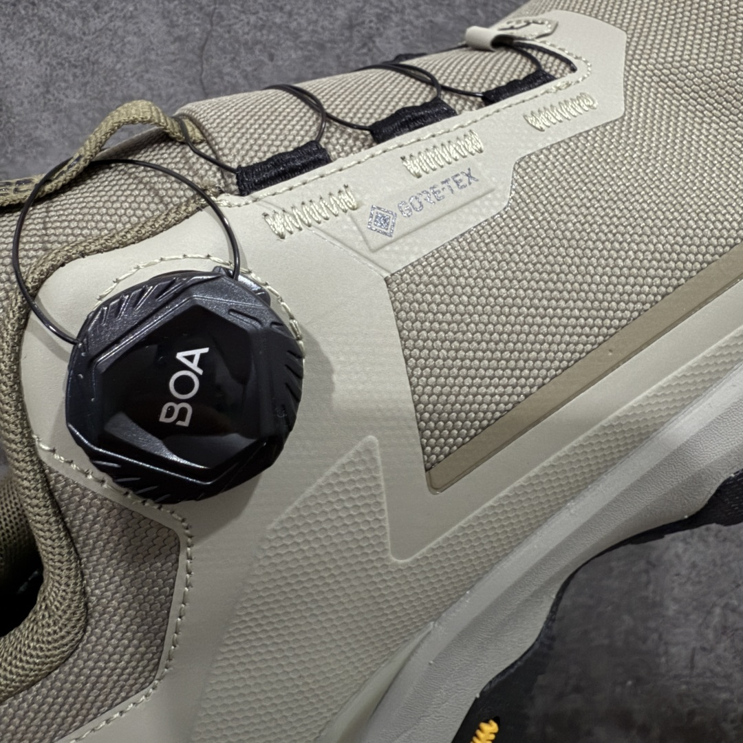 图片[4]-【GX纯原】凯乐石KAILAS 界山 GTX BOA 旋钮 舒适简约经典登山 防滑耐磨防水 低帮 徒步鞋 市面唯一正确防泼水防水面料 正确防水内里布 真正做到内外防水 区别市场假防水 鞋面材质：运用耐磨防砂网布，能防止沙石进入鞋内，同时具备良好的透气性，可让脚部保持干爽。 \\t鞋底性能：搭载Vibram防滑耐磨大底，有出色的抓地力，仿鲨齿纹路设计，能应对各种复杂路面；鞋底还能提供良好的稳定性和支撑力，减少脚部疲劳。 \\t防水技术：采用FILTERTEC防水透气技术，防水指数高达8000mm H₂O，能有效防止雨水渗透，同时能保持脚面干爽。 \\t细节设计：鞋头采用橡胶防撞包边，保护脚趾免受伤害；鞋舌一体式设计，防止碎石泥沙进入；采用亚洲人脚型鞋楦设计，配合中腰包裹，提高舒适性。 适用场景：适合多日或单日轻装徒步，也可用于城市通勤，是一双兼顾户外与日常穿着的多功能鞋子。 尺码：39-45 带半码-选品中心