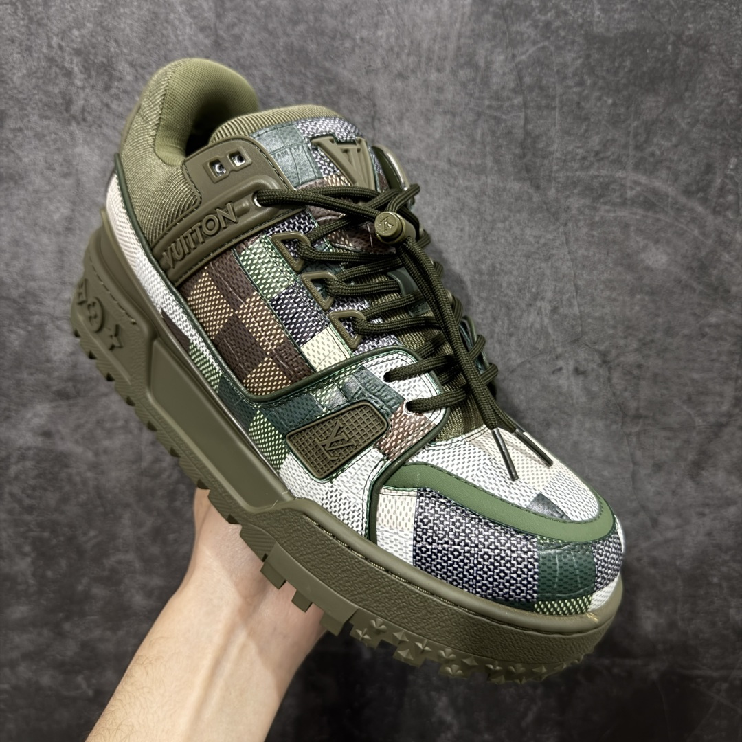 图片[3]-【YS纯原】性价比走量款 Louis Vuitton Trainer Maxi｜胖丁低帮休闲板鞋 ✦ 全新私人订单出货 ✦ 海淘代购同渠道 · 外贸高端零售专供 ✦ 原版开发，完美楦型，还原度高 ✦ 鞋面独家订制细柔小牛皮 ✦ 厚实织物鞋带，质感拉满 ✦ 私模 TPU 组合厚底，三色拼接设计 ✦ 上脚自然增高 4–5cm，显腿长不笨重 ✦ 正确折叠式内包鞋盒 ✦ 细节干净，对版度高 ✦ 拒绝市场吹嘘款，品质一眼可辨 尺码：35–45-选品中心