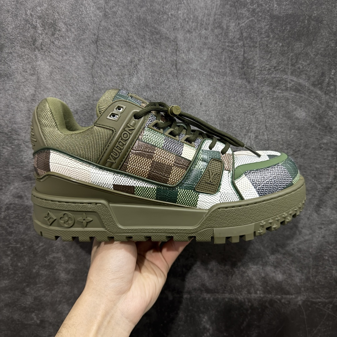 【YS纯原】性价比走量款 Louis Vuitton Trainer Maxi｜胖丁低帮休闲板鞋 ✦ 全新私人订单出货 ✦ 海淘代购同渠道 · 外贸高端零售专供 ✦ 原版开发，完美楦型，还原度高 ✦ 鞋面独家订制细柔小牛皮 ✦ 厚实织物鞋带，质感拉满 ✦ 私模 TPU 组合厚底，三色拼接设计 ✦ 上脚自然增高 4–5cm，显腿长不笨重 ✦ 正确折叠式内包鞋盒 ✦ 细节干净，对版度高 ✦ 拒绝市场吹嘘款，品质一眼可辨 尺码：35–45-选品中心