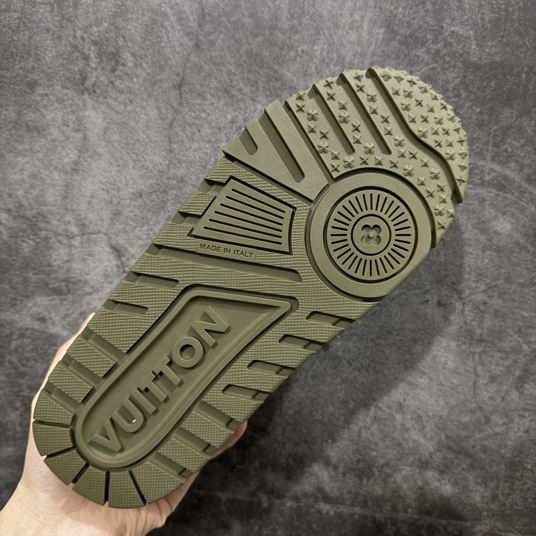 图片[9]-【YS纯原】性价比走量款 Louis Vuitton Trainer Maxi｜胖丁低帮休闲板鞋 ✦ 全新私人订单出货 ✦ 海淘代购同渠道 · 外贸高端零售专供 ✦ 原版开发，完美楦型，还原度高 ✦ 鞋面独家订制细柔小牛皮 ✦ 厚实织物鞋带，质感拉满 ✦ 私模 TPU 组合厚底，三色拼接设计 ✦ 上脚自然增高 4–5cm，显腿长不笨重 ✦ 正确折叠式内包鞋盒 ✦ 细节干净，对版度高 ✦ 拒绝市场吹嘘款，品质一眼可辨 尺码：35–45-选品中心