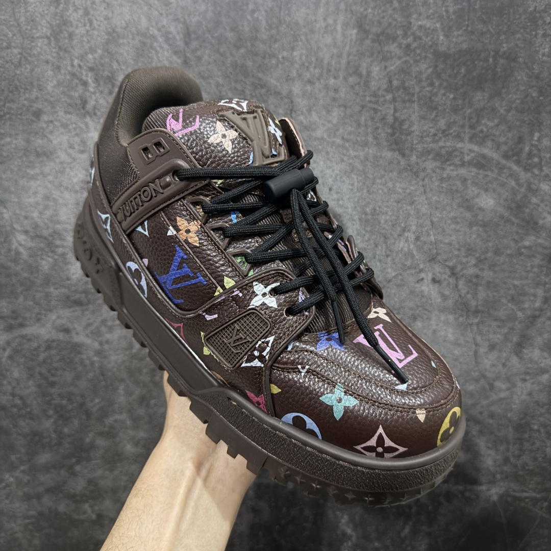 图片[3]-【YS纯原】性价比走量款 Louis Vuitton Trainer Maxi｜胖丁低帮休闲板鞋 ✦ 全新私人订单出货 ✦ 海淘代购同渠道 · 外贸高端零售专供 ✦ 原版开发，完美楦型，还原度高 ✦ 鞋面独家订制细柔小牛皮 ✦ 厚实织物鞋带，质感拉满 ✦ 私模 TPU 组合厚底，三色拼接设计 ✦ 上脚自然增高 4–5cm，显腿长不笨重 ✦ 正确折叠式内包鞋盒 ✦ 细节干净，对版度高 ✦ 拒绝市场吹嘘款，品质一眼可辨 尺码：35–45-选品中心