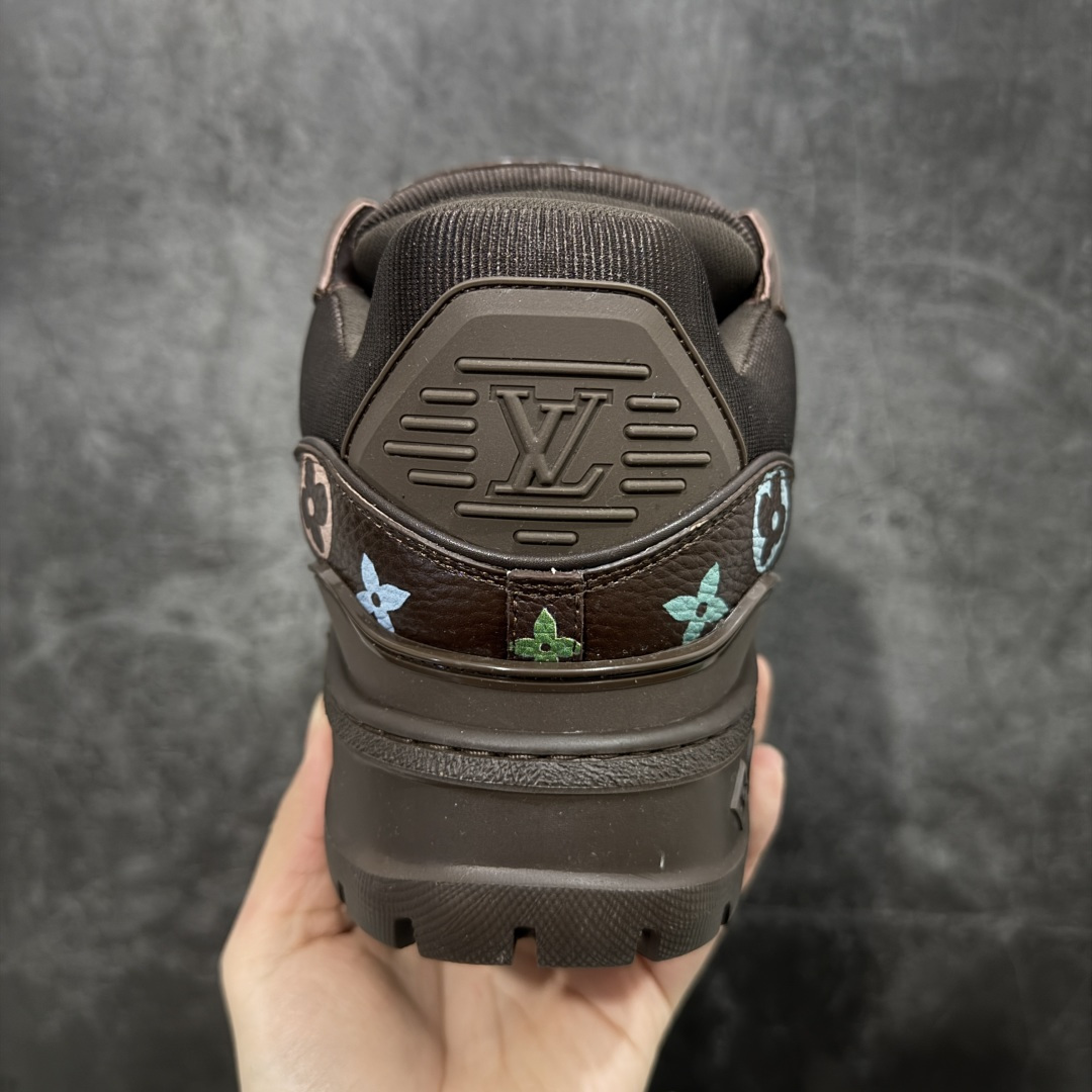 图片[4]-【YS纯原】性价比走量款 Louis Vuitton Trainer Maxi｜胖丁低帮休闲板鞋 ✦ 全新私人订单出货 ✦ 海淘代购同渠道 · 外贸高端零售专供 ✦ 原版开发，完美楦型，还原度高 ✦ 鞋面独家订制细柔小牛皮 ✦ 厚实织物鞋带，质感拉满 ✦ 私模 TPU 组合厚底，三色拼接设计 ✦ 上脚自然增高 4–5cm，显腿长不笨重 ✦ 正确折叠式内包鞋盒 ✦ 细节干净，对版度高 ✦ 拒绝市场吹嘘款，品质一眼可辨 尺码：35–45-选品中心