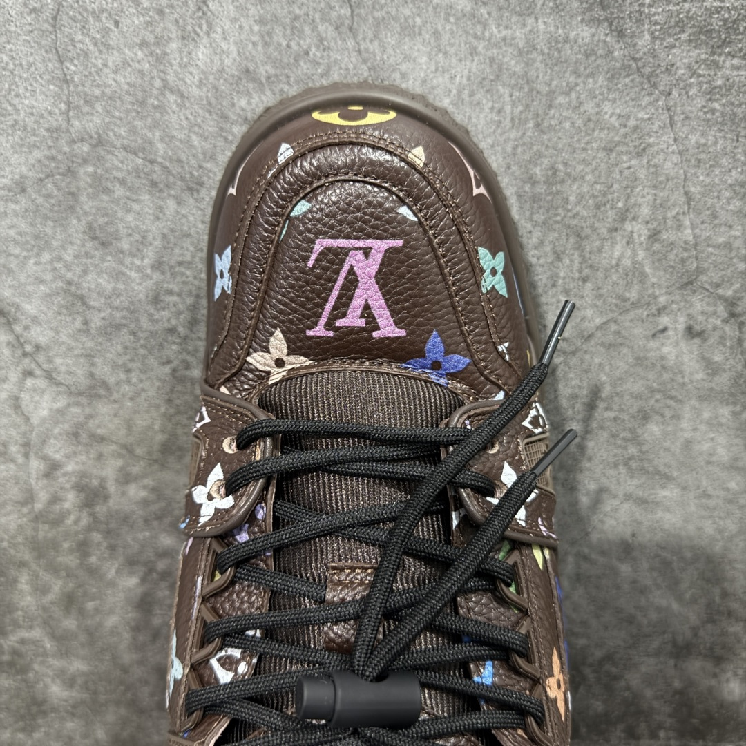 图片[5]-【YS纯原】性价比走量款 Louis Vuitton Trainer Maxi｜胖丁低帮休闲板鞋 ✦ 全新私人订单出货 ✦ 海淘代购同渠道 · 外贸高端零售专供 ✦ 原版开发，完美楦型，还原度高 ✦ 鞋面独家订制细柔小牛皮 ✦ 厚实织物鞋带，质感拉满 ✦ 私模 TPU 组合厚底，三色拼接设计 ✦ 上脚自然增高 4–5cm，显腿长不笨重 ✦ 正确折叠式内包鞋盒 ✦ 细节干净，对版度高 ✦ 拒绝市场吹嘘款，品质一眼可辨 尺码：35–45-选品中心