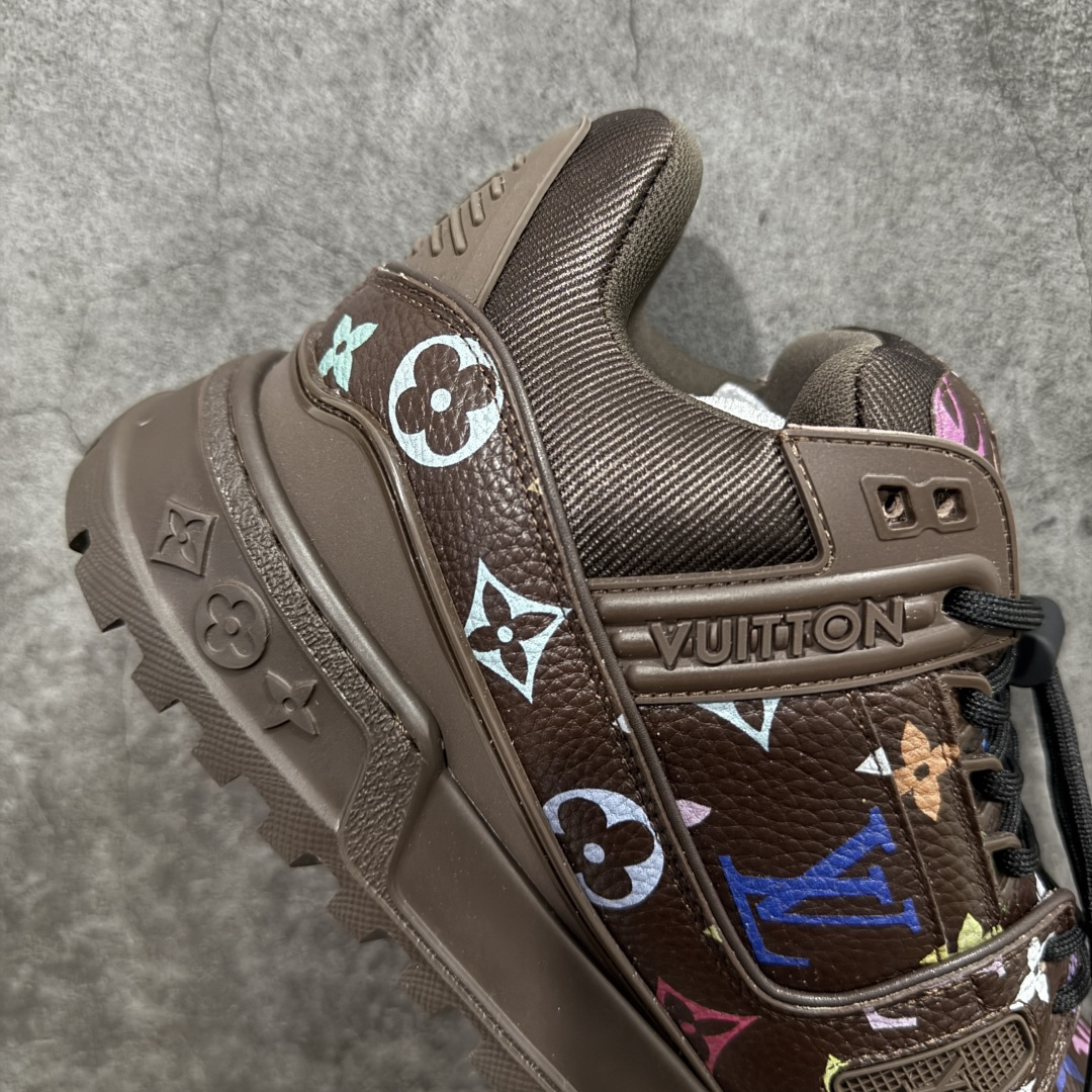 图片[7]-【YS纯原】性价比走量款 Louis Vuitton Trainer Maxi｜胖丁低帮休闲板鞋 ✦ 全新私人订单出货 ✦ 海淘代购同渠道 · 外贸高端零售专供 ✦ 原版开发，完美楦型，还原度高 ✦ 鞋面独家订制细柔小牛皮 ✦ 厚实织物鞋带，质感拉满 ✦ 私模 TPU 组合厚底，三色拼接设计 ✦ 上脚自然增高 4–5cm，显腿长不笨重 ✦ 正确折叠式内包鞋盒 ✦ 细节干净，对版度高 ✦ 拒绝市场吹嘘款，品质一眼可辨 尺码：35–45-选品中心