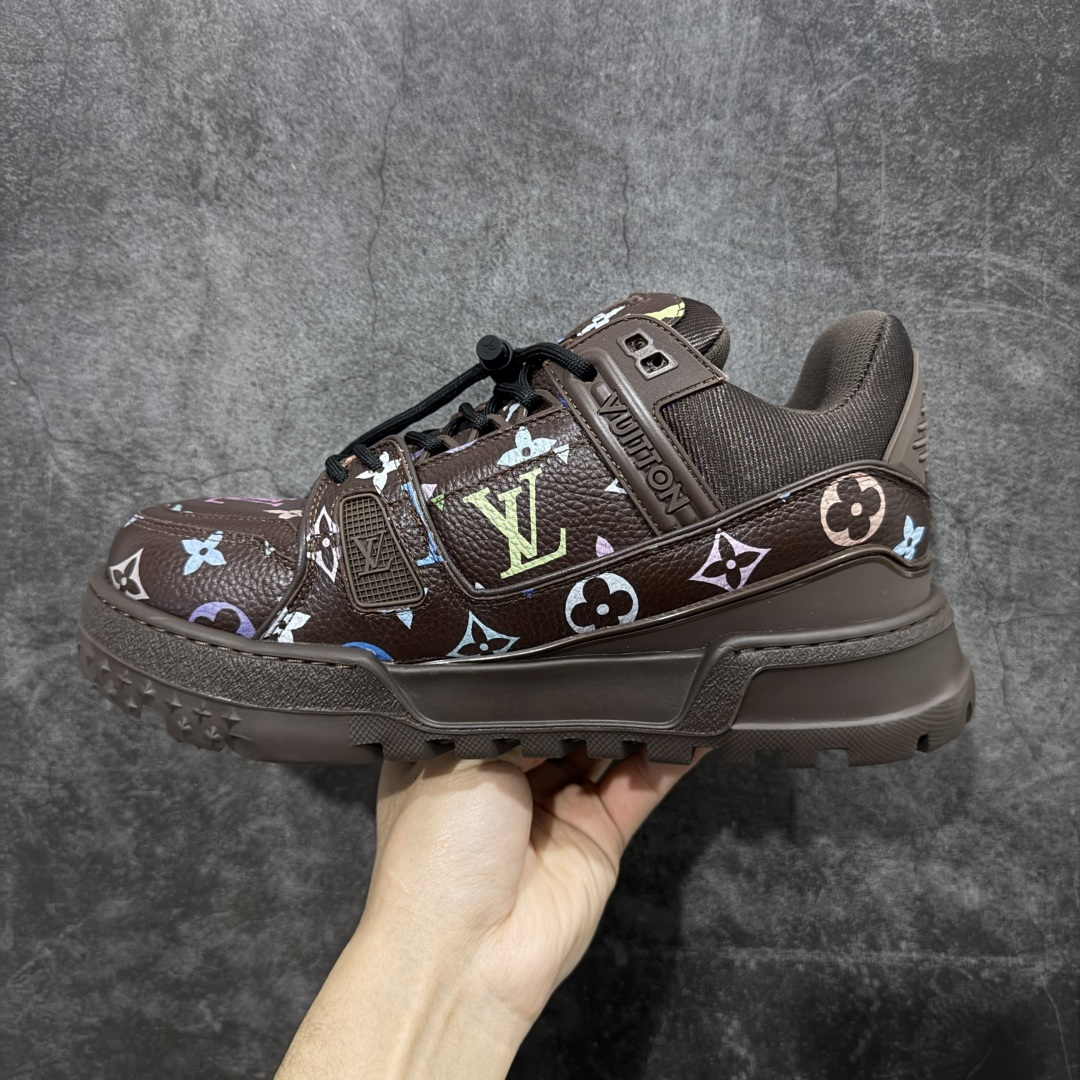 图片[2]-【YS纯原】性价比走量款 Louis Vuitton Trainer Maxi｜胖丁低帮休闲板鞋 ✦ 全新私人订单出货 ✦ 海淘代购同渠道 · 外贸高端零售专供 ✦ 原版开发，完美楦型，还原度高 ✦ 鞋面独家订制细柔小牛皮 ✦ 厚实织物鞋带，质感拉满 ✦ 私模 TPU 组合厚底，三色拼接设计 ✦ 上脚自然增高 4–5cm，显腿长不笨重 ✦ 正确折叠式内包鞋盒 ✦ 细节干净，对版度高 ✦ 拒绝市场吹嘘款，品质一眼可辨 尺码：35–45-选品中心