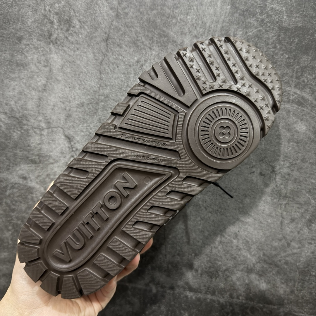 图片[9]-【YS纯原】性价比走量款 Louis Vuitton Trainer Maxi｜胖丁低帮休闲板鞋 ✦ 全新私人订单出货 ✦ 海淘代购同渠道 · 外贸高端零售专供 ✦ 原版开发，完美楦型，还原度高 ✦ 鞋面独家订制细柔小牛皮 ✦ 厚实织物鞋带，质感拉满 ✦ 私模 TPU 组合厚底，三色拼接设计 ✦ 上脚自然增高 4–5cm，显腿长不笨重 ✦ 正确折叠式内包鞋盒 ✦ 细节干净，对版度高 ✦ 拒绝市场吹嘘款，品质一眼可辨 尺码：35–45-选品中心