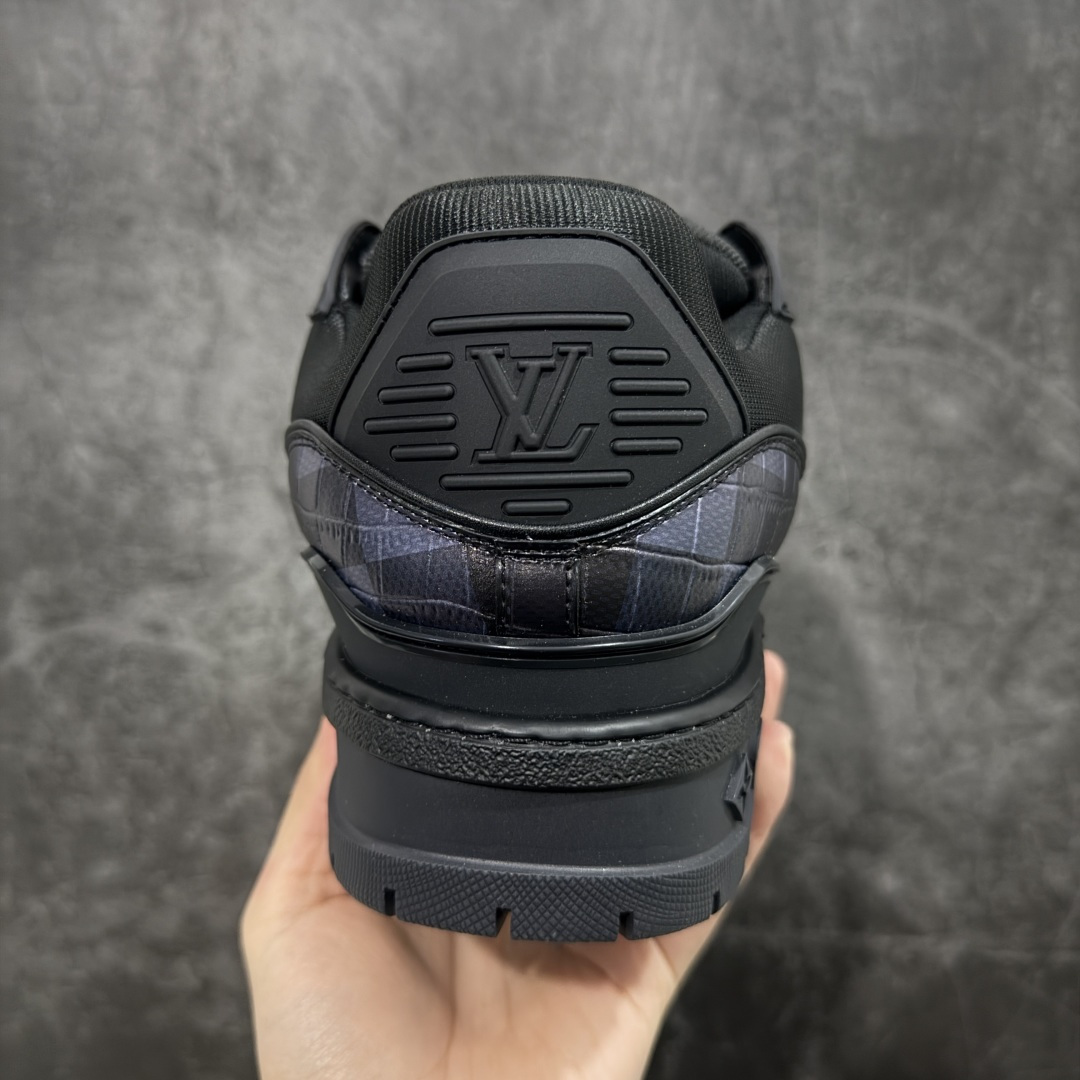 图片[4]-【YS纯原】性价比走量款 Louis Vuitton Trainer Maxi｜胖丁低帮休闲板鞋 ✦ 全新私人订单出货 ✦ 海淘代购同渠道 · 外贸高端零售专供 ✦ 原版开发，完美楦型，还原度高 ✦ 鞋面独家订制细柔小牛皮 ✦ 厚实织物鞋带，质感拉满 ✦ 私模 TPU 组合厚底，三色拼接设计 ✦ 上脚自然增高 4–5cm，显腿长不笨重 ✦ 正确折叠式内包鞋盒 ✦ 细节干净，对版度高 ✦ 拒绝市场吹嘘款，品质一眼可辨 尺码：35–45-选品中心