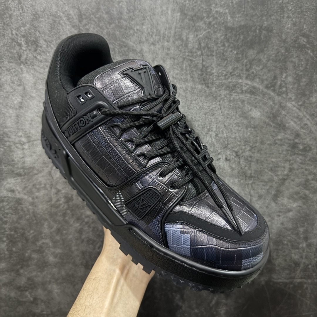 图片[3]-【YS纯原】性价比走量款 Louis Vuitton Trainer Maxi｜胖丁低帮休闲板鞋 ✦ 全新私人订单出货 ✦ 海淘代购同渠道 · 外贸高端零售专供 ✦ 原版开发，完美楦型，还原度高 ✦ 鞋面独家订制细柔小牛皮 ✦ 厚实织物鞋带，质感拉满 ✦ 私模 TPU 组合厚底，三色拼接设计 ✦ 上脚自然增高 4–5cm，显腿长不笨重 ✦ 正确折叠式内包鞋盒 ✦ 细节干净，对版度高 ✦ 拒绝市场吹嘘款，品质一眼可辨 尺码：35–45-选品中心