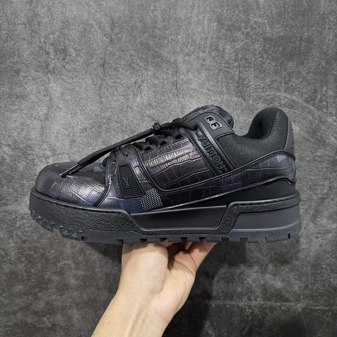 图片[2]-【YS纯原】性价比走量款 Louis Vuitton Trainer Maxi｜胖丁低帮休闲板鞋 ✦ 全新私人订单出货 ✦ 海淘代购同渠道 · 外贸高端零售专供 ✦ 原版开发，完美楦型，还原度高 ✦ 鞋面独家订制细柔小牛皮 ✦ 厚实织物鞋带，质感拉满 ✦ 私模 TPU 组合厚底，三色拼接设计 ✦ 上脚自然增高 4–5cm，显腿长不笨重 ✦ 正确折叠式内包鞋盒 ✦ 细节干净，对版度高 ✦ 拒绝市场吹嘘款，品质一眼可辨 尺码：35–45-选品中心