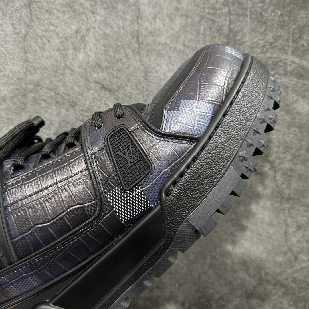 图片[6]-【YS纯原】性价比走量款 Louis Vuitton Trainer Maxi｜胖丁低帮休闲板鞋 ✦ 全新私人订单出货 ✦ 海淘代购同渠道 · 外贸高端零售专供 ✦ 原版开发，完美楦型，还原度高 ✦ 鞋面独家订制细柔小牛皮 ✦ 厚实织物鞋带，质感拉满 ✦ 私模 TPU 组合厚底，三色拼接设计 ✦ 上脚自然增高 4–5cm，显腿长不笨重 ✦ 正确折叠式内包鞋盒 ✦ 细节干净，对版度高 ✦ 拒绝市场吹嘘款，品质一眼可辨 尺码：35–45-选品中心