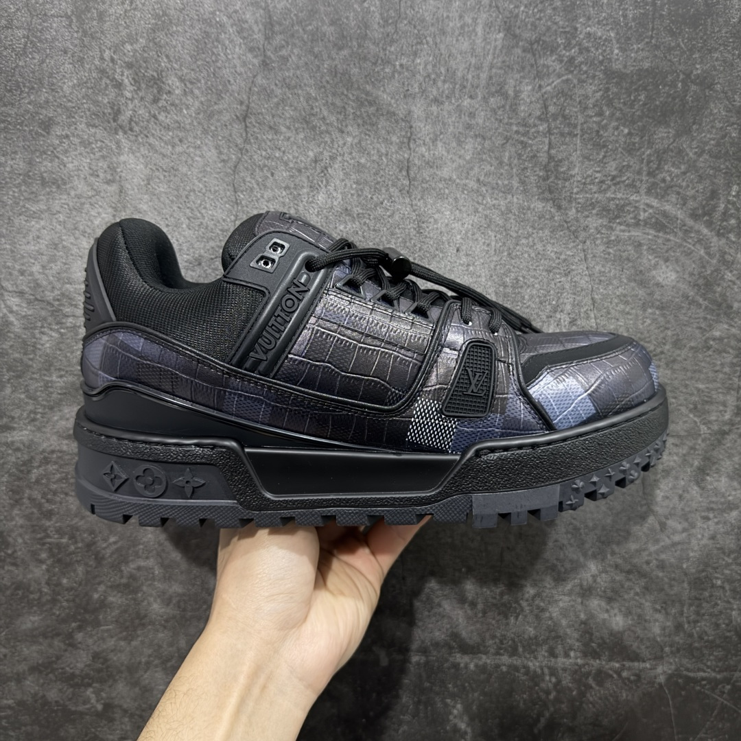 【YS纯原】性价比走量款 Louis Vuitton Trainer Maxi｜胖丁低帮休闲板鞋 ✦ 全新私人订单出货 ✦ 海淘代购同渠道 · 外贸高端零售专供 ✦ 原版开发，完美楦型，还原度高 ✦ 鞋面独家订制细柔小牛皮 ✦ 厚实织物鞋带，质感拉满 ✦ 私模 TPU 组合厚底，三色拼接设计 ✦ 上脚自然增高 4–5cm，显腿长不笨重 ✦ 正确折叠式内包鞋盒 ✦ 细节干净，对版度高 ✦ 拒绝市场吹嘘款，品质一眼可辨 尺码：35–45-选品中心