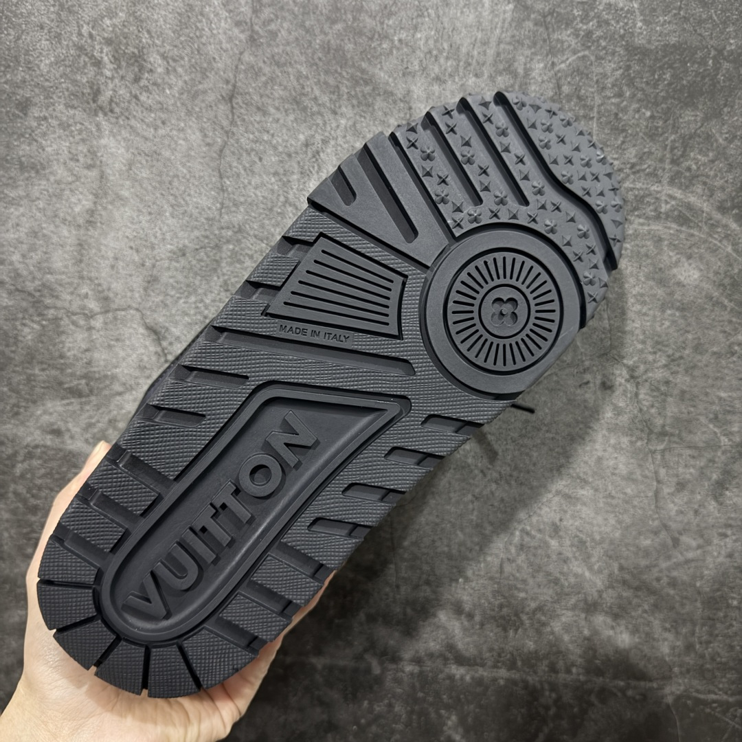 图片[9]-【YS纯原】性价比走量款 Louis Vuitton Trainer Maxi｜胖丁低帮休闲板鞋 ✦ 全新私人订单出货 ✦ 海淘代购同渠道 · 外贸高端零售专供 ✦ 原版开发，完美楦型，还原度高 ✦ 鞋面独家订制细柔小牛皮 ✦ 厚实织物鞋带，质感拉满 ✦ 私模 TPU 组合厚底，三色拼接设计 ✦ 上脚自然增高 4–5cm，显腿长不笨重 ✦ 正确折叠式内包鞋盒 ✦ 细节干净，对版度高 ✦ 拒绝市场吹嘘款，品质一眼可辨 尺码：35–45-选品中心