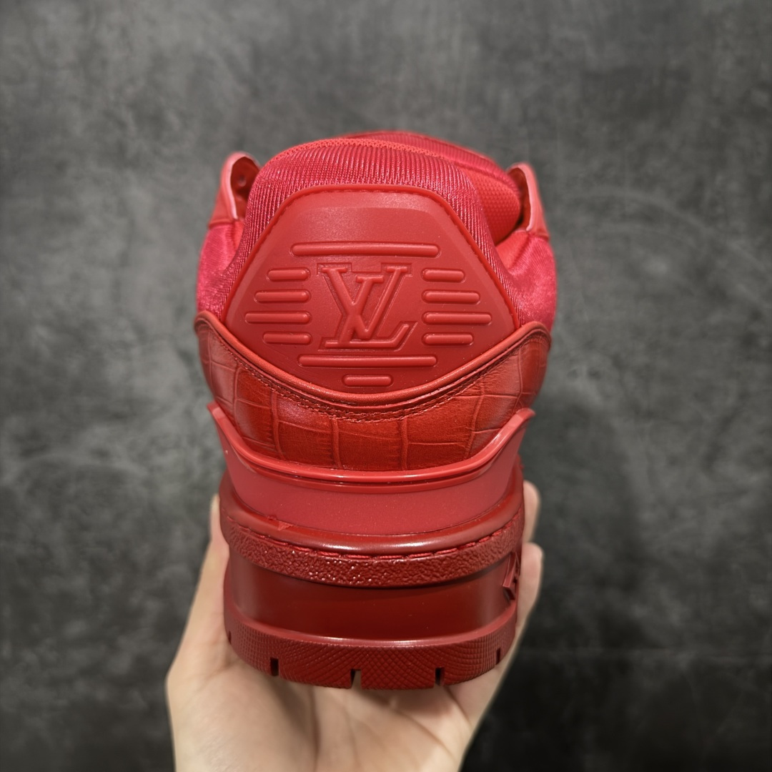 图片[4]-【YS纯原】性价比走量款 Louis Vuitton Trainer Maxi｜胖丁低帮休闲板鞋 ✦ 全新私人订单出货 ✦ 海淘代购同渠道 · 外贸高端零售专供 ✦ 原版开发，完美楦型，还原度高 ✦ 鞋面独家订制细柔小牛皮 ✦ 厚实织物鞋带，质感拉满 ✦ 私模 TPU 组合厚底，三色拼接设计 ✦ 上脚自然增高 4–5cm，显腿长不笨重 ✦ 正确折叠式内包鞋盒 ✦ 细节干净，对版度高 ✦ 拒绝市场吹嘘款，品质一眼可辨 尺码：35–45-选品中心