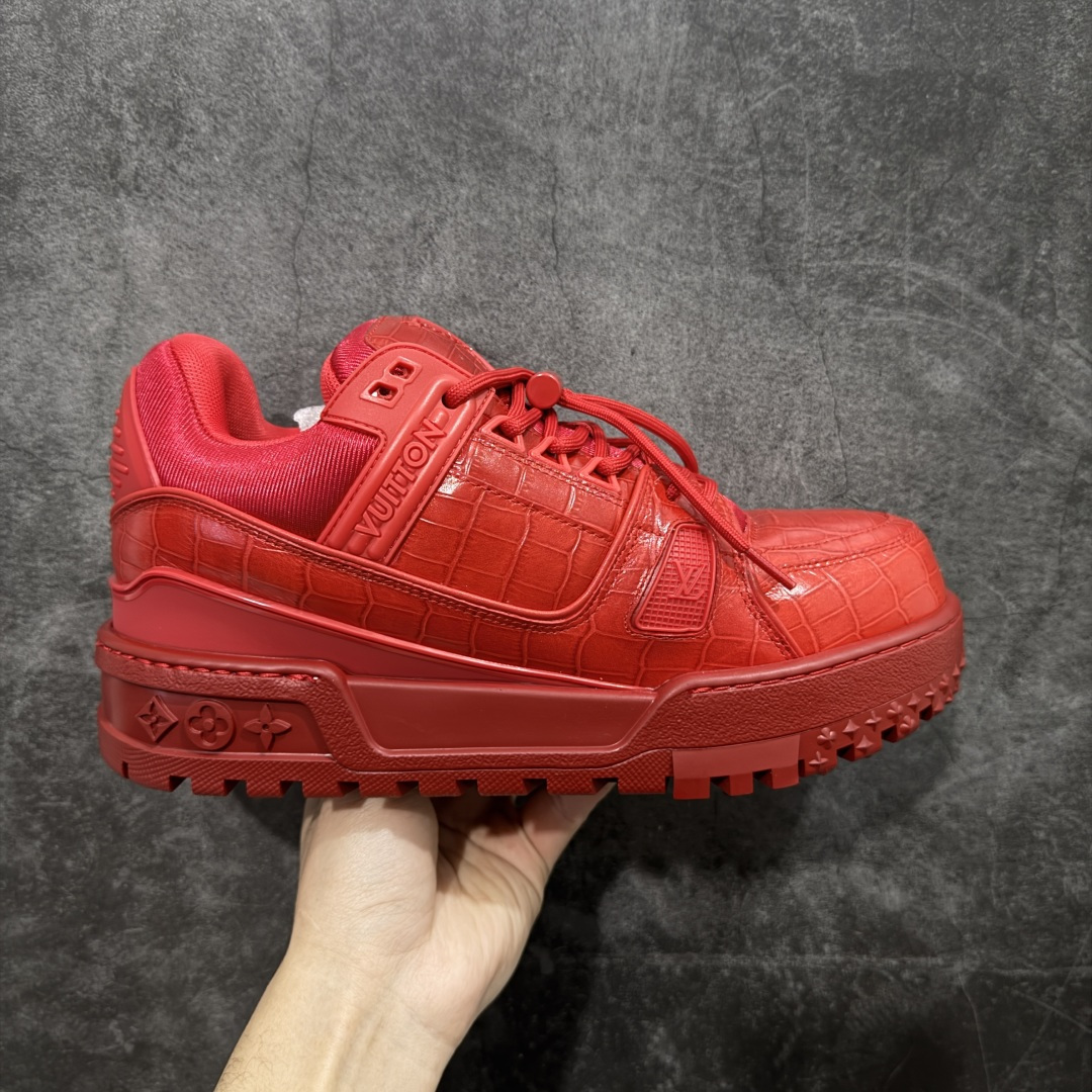 【YS纯原】性价比走量款 Louis Vuitton Trainer Maxi｜胖丁低帮休闲板鞋 ✦ 全新私人订单出货 ✦ 海淘代购同渠道 · 外贸高端零售专供 ✦ 原版开发，完美楦型，还原度高 ✦ 鞋面独家订制细柔小牛皮 ✦ 厚实织物鞋带，质感拉满 ✦ 私模 TPU 组合厚底，三色拼接设计 ✦ 上脚自然增高 4–5cm，显腿长不笨重 ✦ 正确折叠式内包鞋盒 ✦ 细节干净，对版度高 ✦ 拒绝市场吹嘘款，品质一眼可辨 尺码：35–45-选品中心