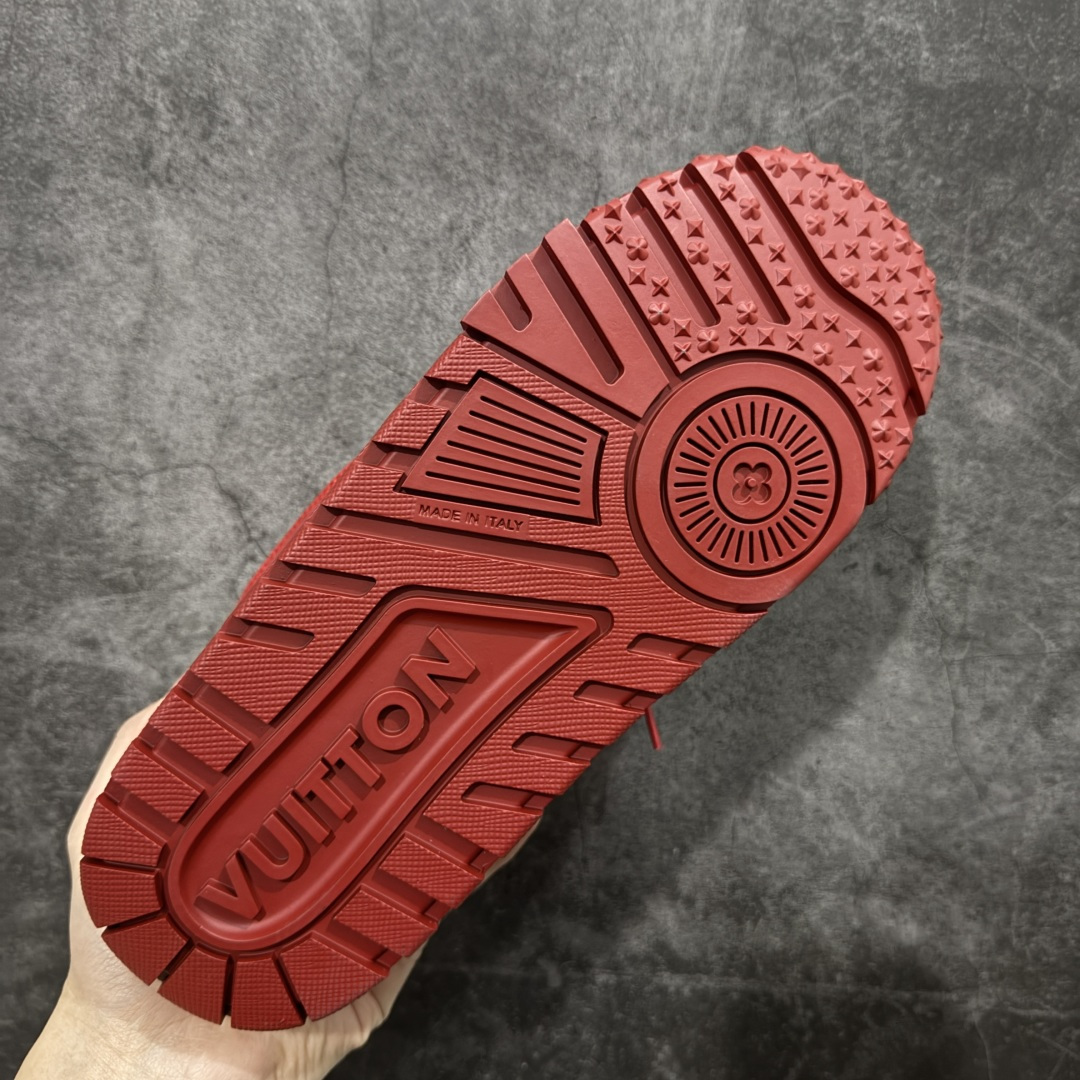 图片[9]-【YS纯原】性价比走量款 Louis Vuitton Trainer Maxi｜胖丁低帮休闲板鞋 ✦ 全新私人订单出货 ✦ 海淘代购同渠道 · 外贸高端零售专供 ✦ 原版开发，完美楦型，还原度高 ✦ 鞋面独家订制细柔小牛皮 ✦ 厚实织物鞋带，质感拉满 ✦ 私模 TPU 组合厚底，三色拼接设计 ✦ 上脚自然增高 4–5cm，显腿长不笨重 ✦ 正确折叠式内包鞋盒 ✦ 细节干净，对版度高 ✦ 拒绝市场吹嘘款，品质一眼可辨 尺码：35–45-选品中心