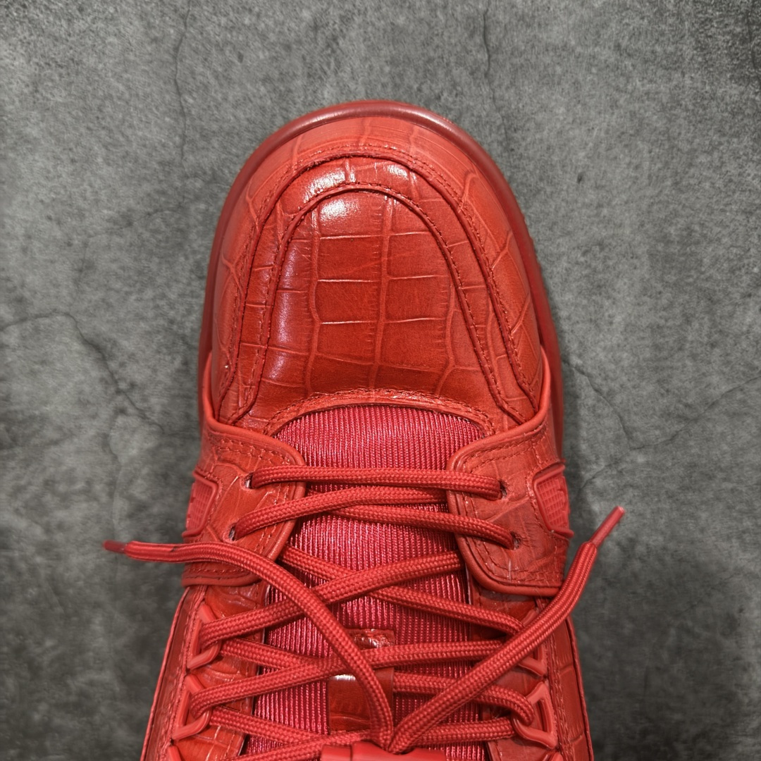 图片[5]-【YS纯原】性价比走量款 Louis Vuitton Trainer Maxi｜胖丁低帮休闲板鞋 ✦ 全新私人订单出货 ✦ 海淘代购同渠道 · 外贸高端零售专供 ✦ 原版开发，完美楦型，还原度高 ✦ 鞋面独家订制细柔小牛皮 ✦ 厚实织物鞋带，质感拉满 ✦ 私模 TPU 组合厚底，三色拼接设计 ✦ 上脚自然增高 4–5cm，显腿长不笨重 ✦ 正确折叠式内包鞋盒 ✦ 细节干净，对版度高 ✦ 拒绝市场吹嘘款，品质一眼可辨 尺码：35–45-选品中心