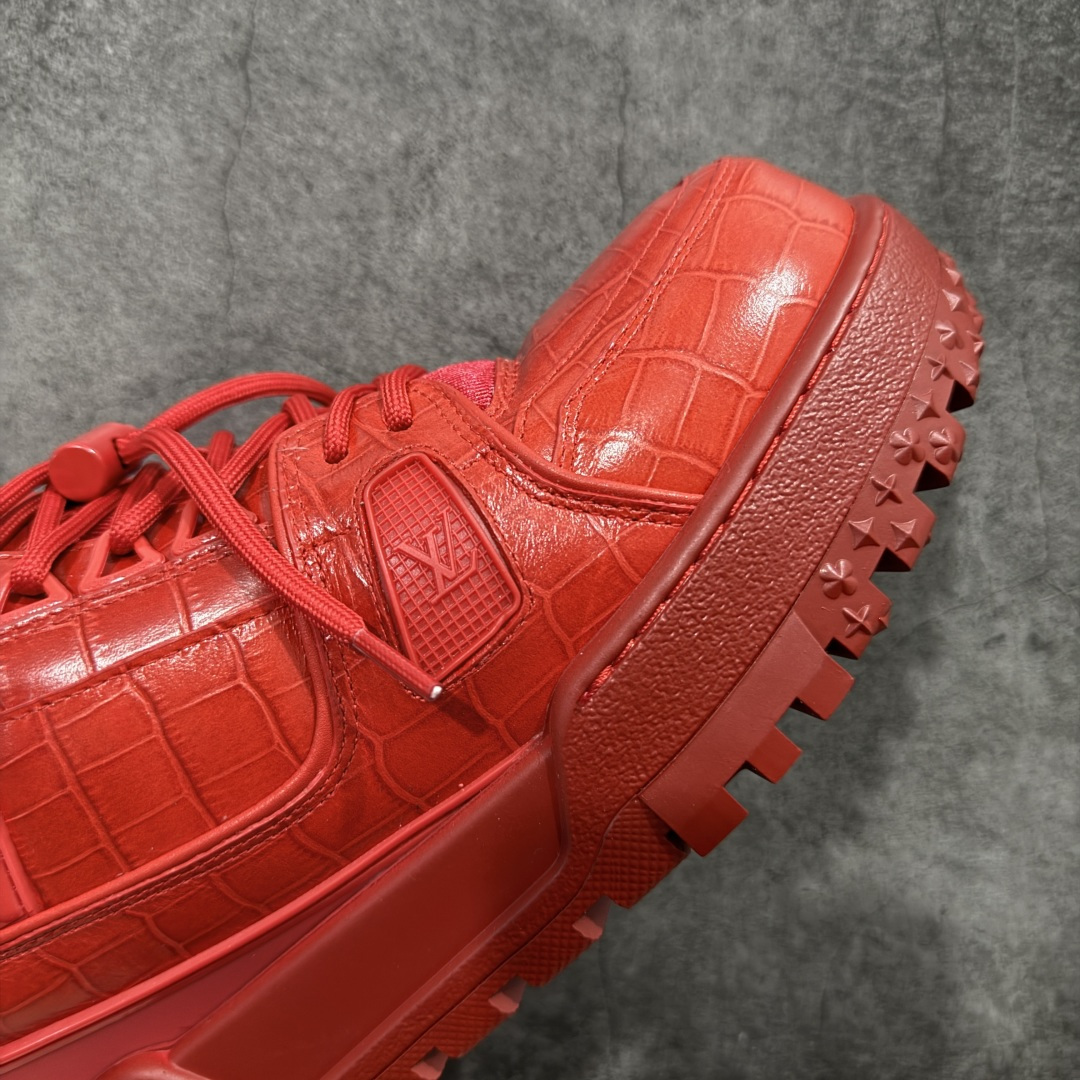 图片[6]-【YS纯原】性价比走量款 Louis Vuitton Trainer Maxi｜胖丁低帮休闲板鞋 ✦ 全新私人订单出货 ✦ 海淘代购同渠道 · 外贸高端零售专供 ✦ 原版开发，完美楦型，还原度高 ✦ 鞋面独家订制细柔小牛皮 ✦ 厚实织物鞋带，质感拉满 ✦ 私模 TPU 组合厚底，三色拼接设计 ✦ 上脚自然增高 4–5cm，显腿长不笨重 ✦ 正确折叠式内包鞋盒 ✦ 细节干净，对版度高 ✦ 拒绝市场吹嘘款，品质一眼可辨 尺码：35–45-选品中心