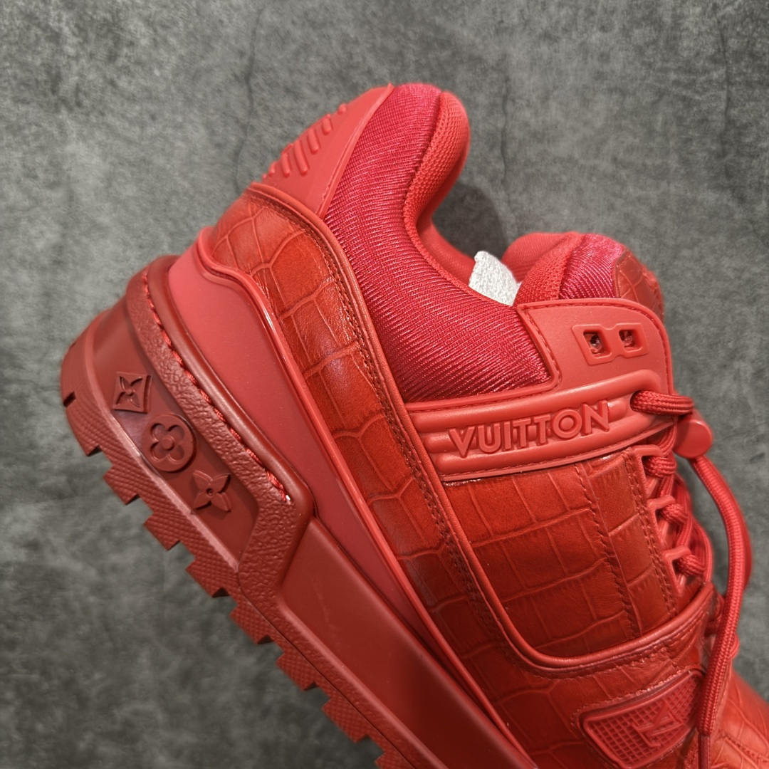 图片[7]-【YS纯原】性价比走量款 Louis Vuitton Trainer Maxi｜胖丁低帮休闲板鞋 ✦ 全新私人订单出货 ✦ 海淘代购同渠道 · 外贸高端零售专供 ✦ 原版开发，完美楦型，还原度高 ✦ 鞋面独家订制细柔小牛皮 ✦ 厚实织物鞋带，质感拉满 ✦ 私模 TPU 组合厚底，三色拼接设计 ✦ 上脚自然增高 4–5cm，显腿长不笨重 ✦ 正确折叠式内包鞋盒 ✦ 细节干净，对版度高 ✦ 拒绝市场吹嘘款，品质一眼可辨 尺码：35–45-选品中心