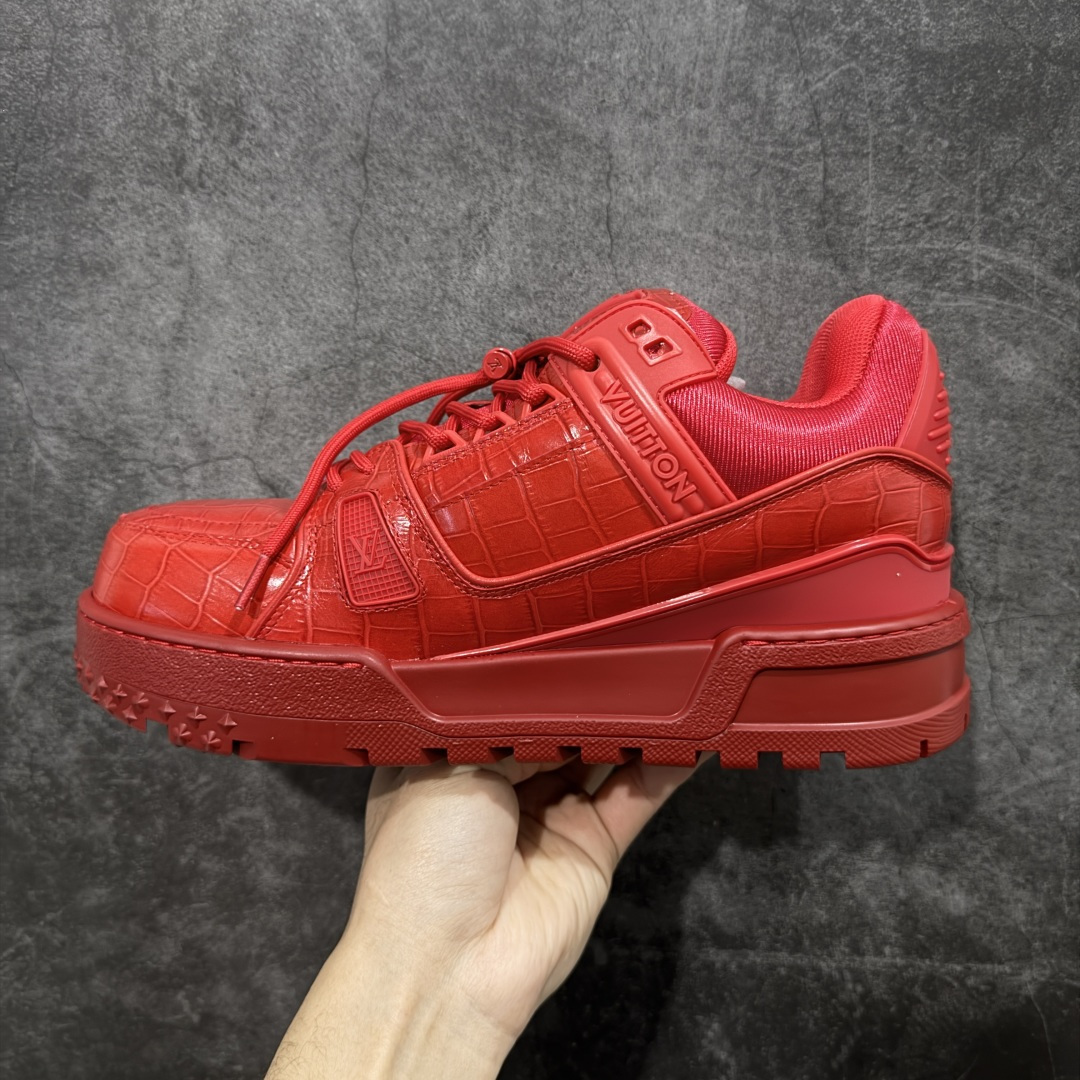 图片[2]-【YS纯原】性价比走量款 Louis Vuitton Trainer Maxi｜胖丁低帮休闲板鞋 ✦ 全新私人订单出货 ✦ 海淘代购同渠道 · 外贸高端零售专供 ✦ 原版开发，完美楦型，还原度高 ✦ 鞋面独家订制细柔小牛皮 ✦ 厚实织物鞋带，质感拉满 ✦ 私模 TPU 组合厚底，三色拼接设计 ✦ 上脚自然增高 4–5cm，显腿长不笨重 ✦ 正确折叠式内包鞋盒 ✦ 细节干净，对版度高 ✦ 拒绝市场吹嘘款，品质一眼可辨 尺码：35–45-选品中心