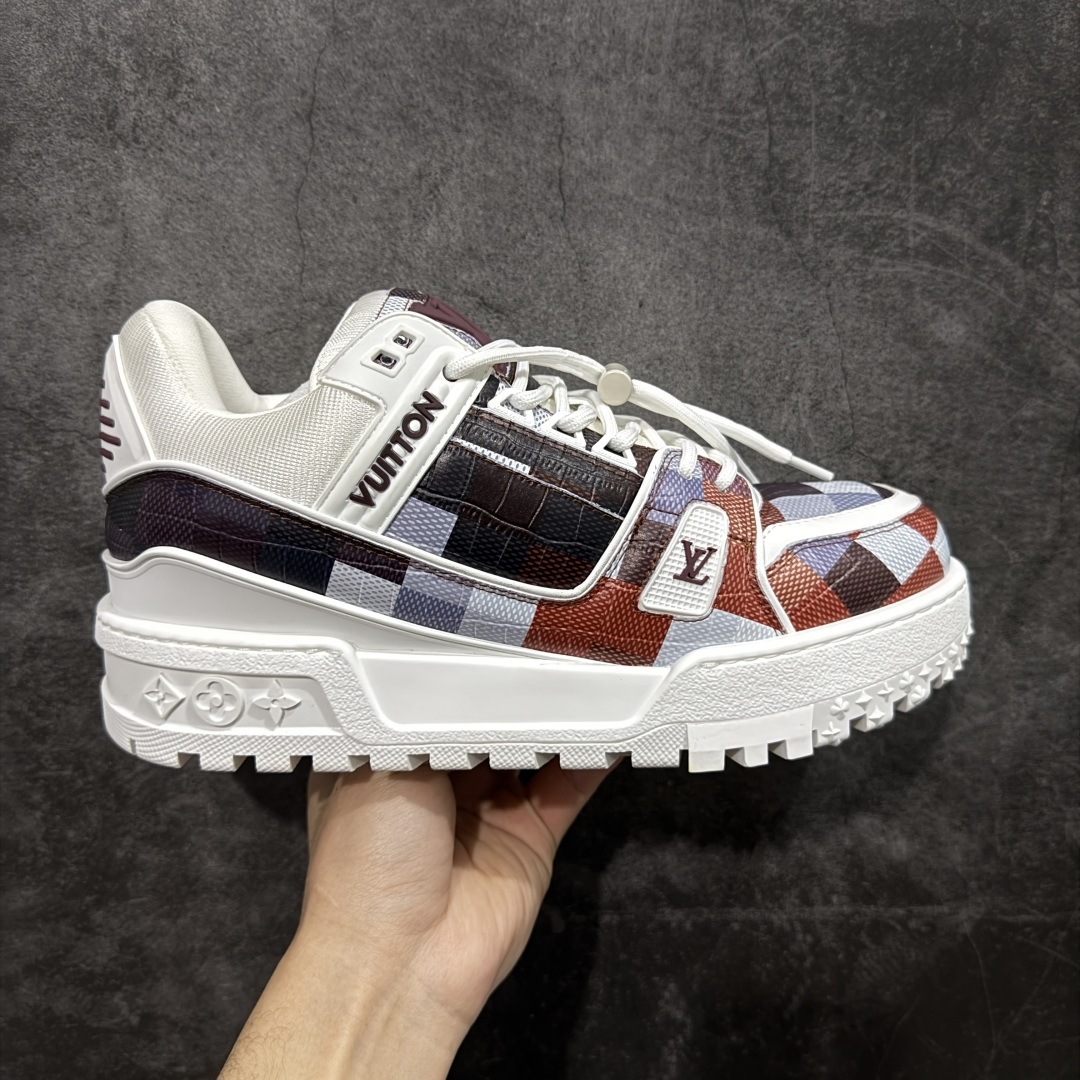 【YS纯原】性价比走量款 Louis Vuitton Trainer Maxi｜胖丁低帮休闲板鞋 ✦ 全新私人订单出货 ✦ 海淘代购同渠道 · 外贸高端零售专供 ✦ 原版开发，完美楦型，还原度高 ✦ 鞋面独家订制细柔小牛皮 ✦ 厚实织物鞋带，质感拉满 ✦ 私模 TPU 组合厚底，三色拼接设计 ✦ 上脚自然增高 4–5cm，显腿长不笨重 ✦ 正确折叠式内包鞋盒 ✦ 细节干净，对版度高 ✦ 拒绝市场吹嘘款，品质一眼可辨 尺码：35–45-选品中心