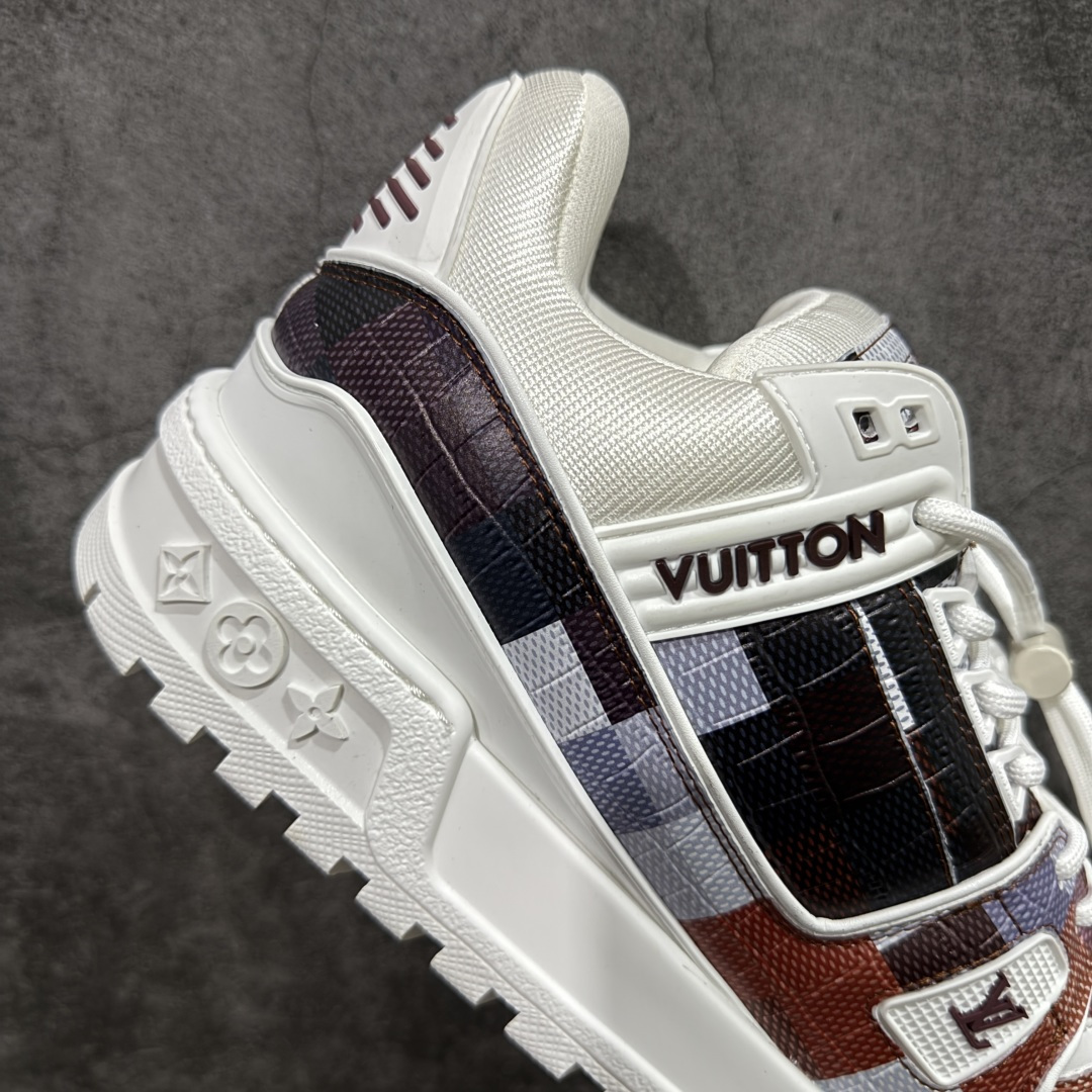 图片[7]-【YS纯原】性价比走量款 Louis Vuitton Trainer Maxi｜胖丁低帮休闲板鞋 ✦ 全新私人订单出货 ✦ 海淘代购同渠道 · 外贸高端零售专供 ✦ 原版开发，完美楦型，还原度高 ✦ 鞋面独家订制细柔小牛皮 ✦ 厚实织物鞋带，质感拉满 ✦ 私模 TPU 组合厚底，三色拼接设计 ✦ 上脚自然增高 4–5cm，显腿长不笨重 ✦ 正确折叠式内包鞋盒 ✦ 细节干净，对版度高 ✦ 拒绝市场吹嘘款，品质一眼可辨 尺码：35–45-选品中心
