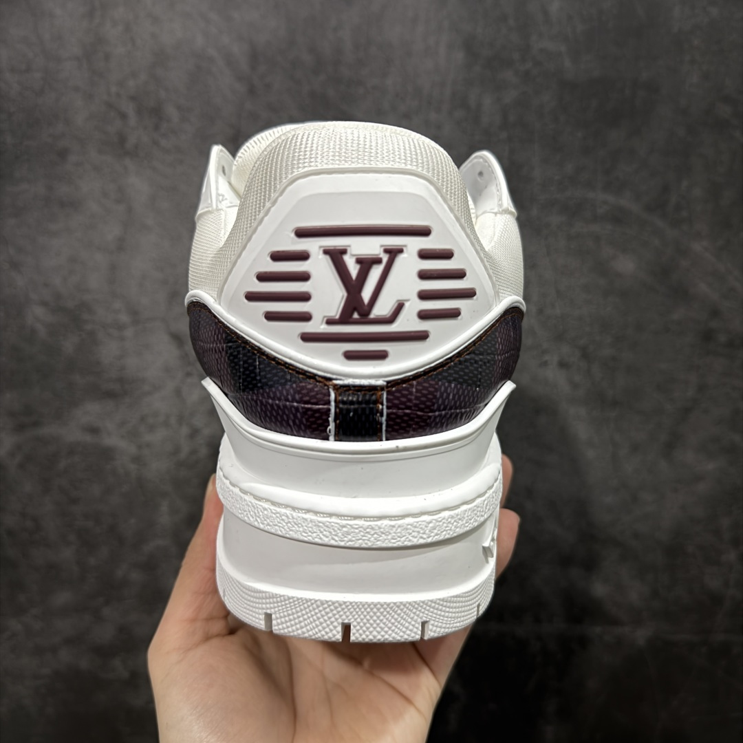 图片[4]-【YS纯原】性价比走量款 Louis Vuitton Trainer Maxi｜胖丁低帮休闲板鞋 ✦ 全新私人订单出货 ✦ 海淘代购同渠道 · 外贸高端零售专供 ✦ 原版开发，完美楦型，还原度高 ✦ 鞋面独家订制细柔小牛皮 ✦ 厚实织物鞋带，质感拉满 ✦ 私模 TPU 组合厚底，三色拼接设计 ✦ 上脚自然增高 4–5cm，显腿长不笨重 ✦ 正确折叠式内包鞋盒 ✦ 细节干净，对版度高 ✦ 拒绝市场吹嘘款，品质一眼可辨 尺码：35–45-选品中心