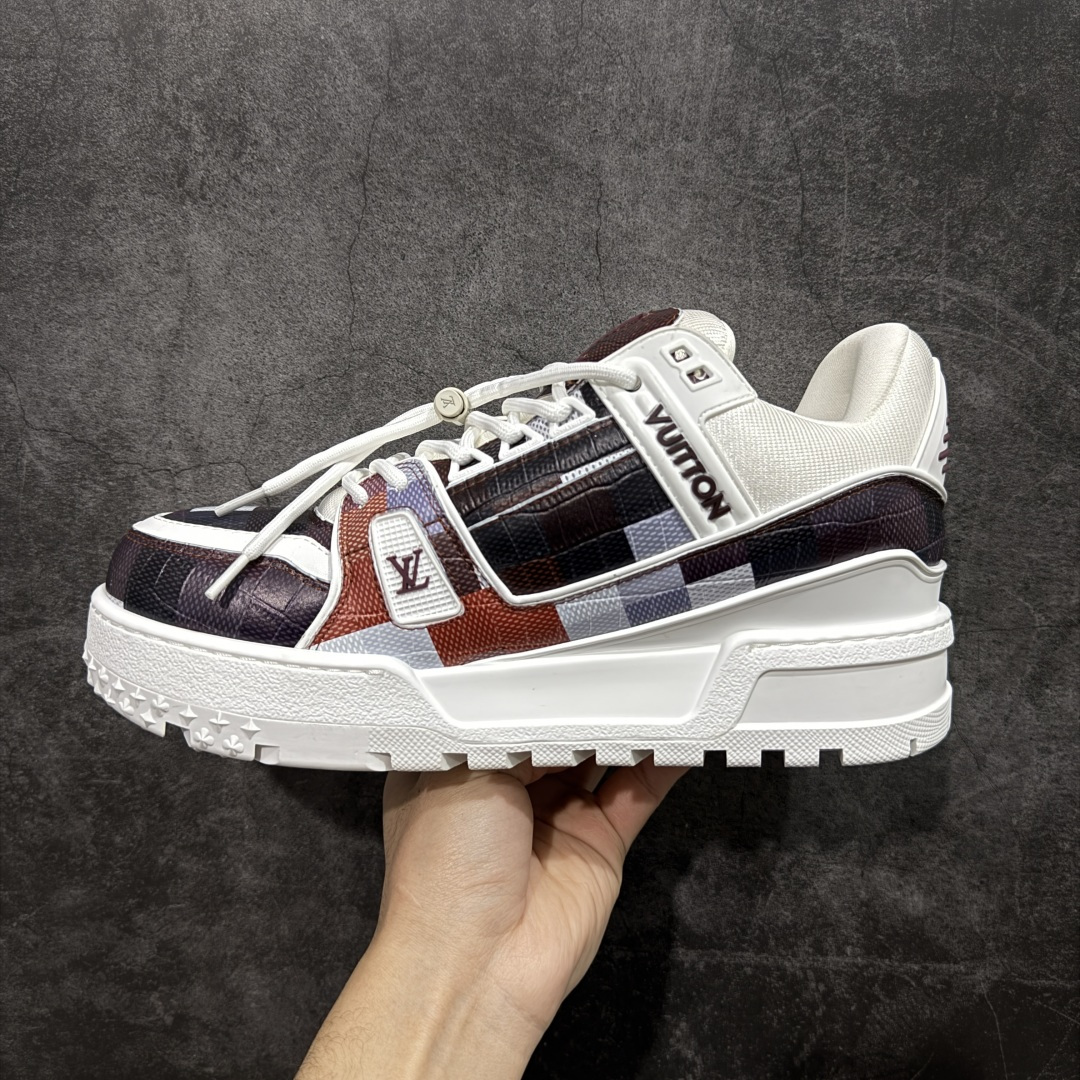 图片[2]-【YS纯原】性价比走量款 Louis Vuitton Trainer Maxi｜胖丁低帮休闲板鞋 ✦ 全新私人订单出货 ✦ 海淘代购同渠道 · 外贸高端零售专供 ✦ 原版开发，完美楦型，还原度高 ✦ 鞋面独家订制细柔小牛皮 ✦ 厚实织物鞋带，质感拉满 ✦ 私模 TPU 组合厚底，三色拼接设计 ✦ 上脚自然增高 4–5cm，显腿长不笨重 ✦ 正确折叠式内包鞋盒 ✦ 细节干净，对版度高 ✦ 拒绝市场吹嘘款，品质一眼可辨 尺码：35–45-选品中心