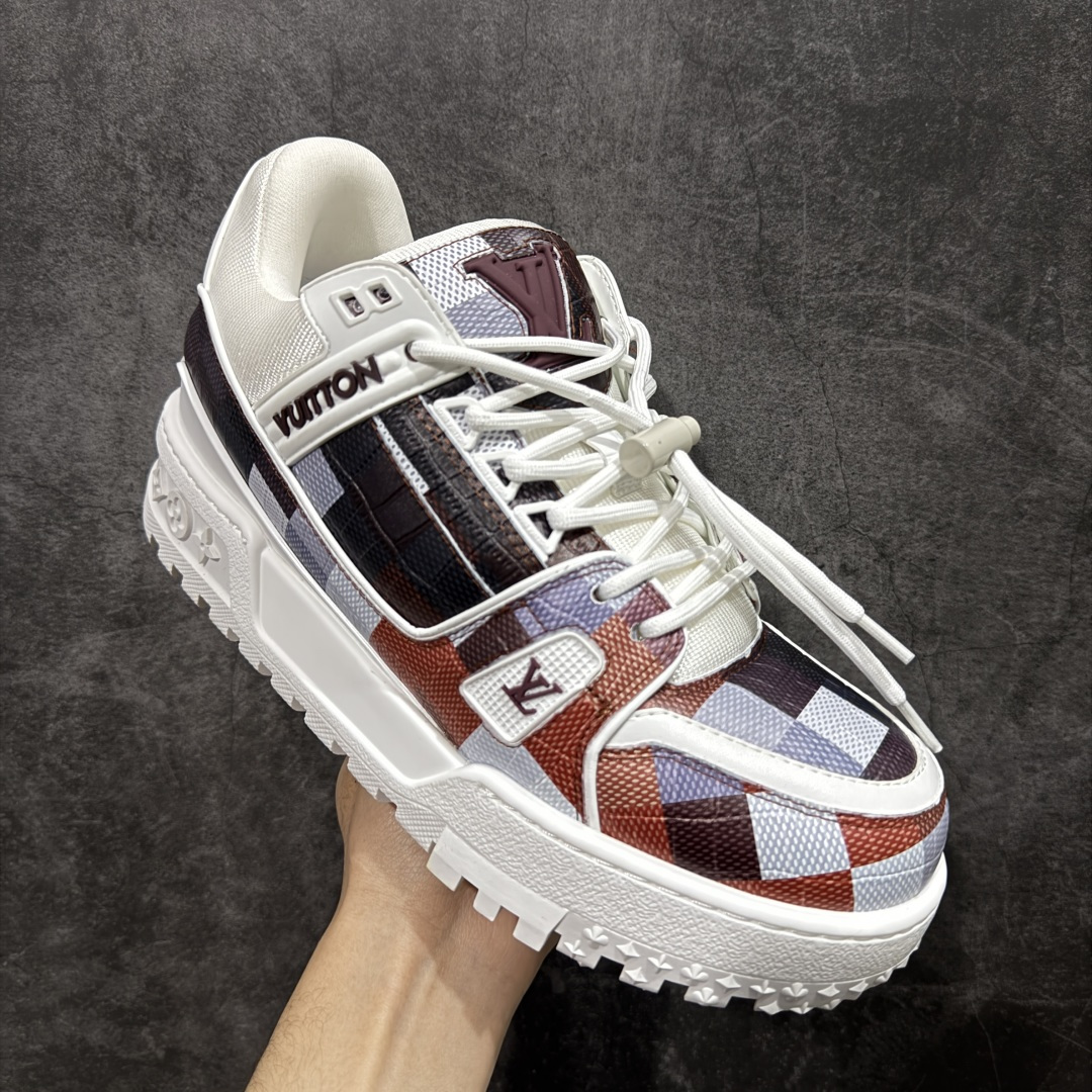图片[3]-【YS纯原】性价比走量款 Louis Vuitton Trainer Maxi｜胖丁低帮休闲板鞋 ✦ 全新私人订单出货 ✦ 海淘代购同渠道 · 外贸高端零售专供 ✦ 原版开发，完美楦型，还原度高 ✦ 鞋面独家订制细柔小牛皮 ✦ 厚实织物鞋带，质感拉满 ✦ 私模 TPU 组合厚底，三色拼接设计 ✦ 上脚自然增高 4–5cm，显腿长不笨重 ✦ 正确折叠式内包鞋盒 ✦ 细节干净，对版度高 ✦ 拒绝市场吹嘘款，品质一眼可辨 尺码：35–45-选品中心