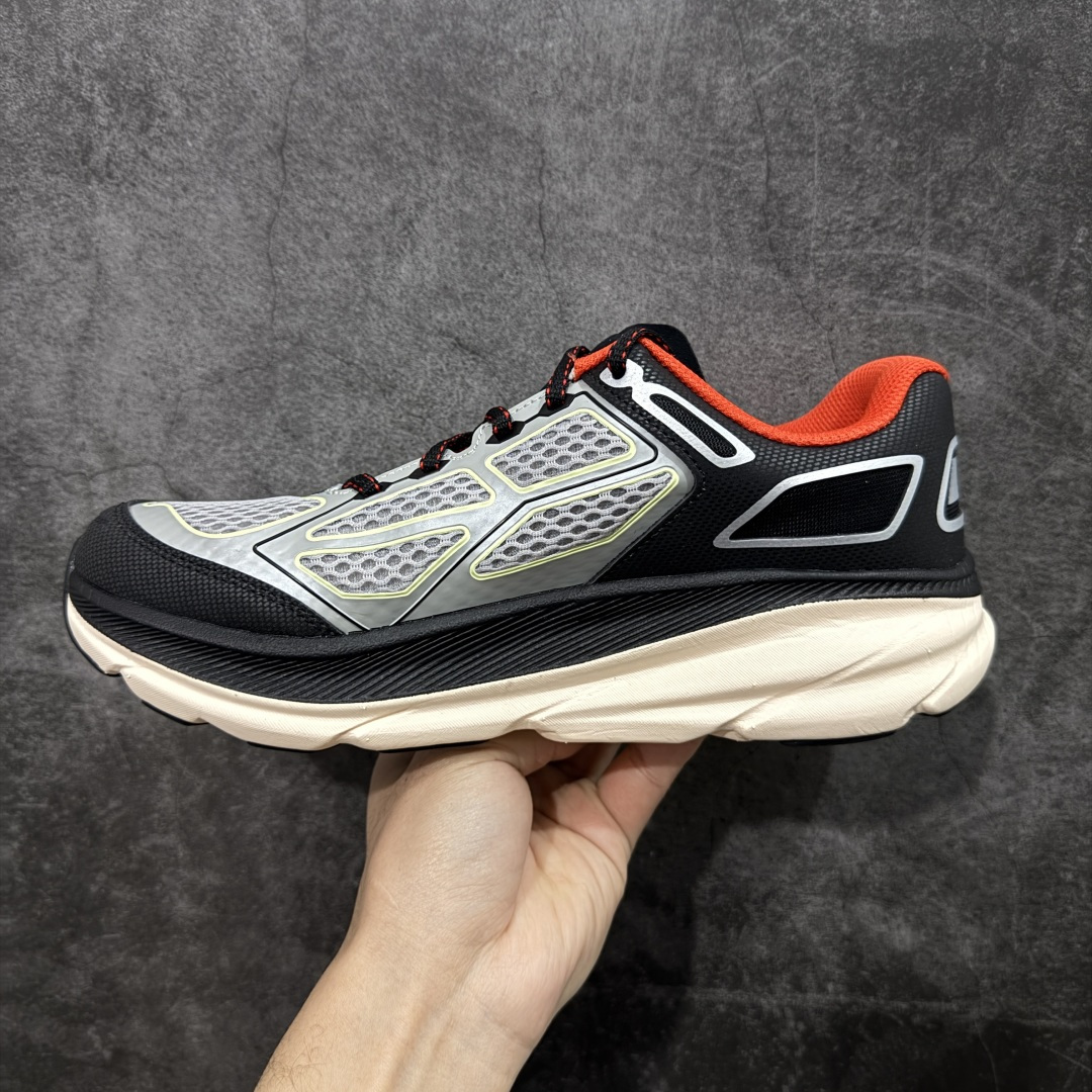 图片[2]-【纯原H版】HOKA ONE ONE U Clifton One9 舒适 防滑耐磨 低帮 生活休闲鞋 男女同款 货号 1155370 鞋面用轻的无缝架构 鞋带用了弹性不易松脱的扁宽弹性鞋带 轻薄的TPU贴在透气的鞋面上 前掌与中掌部分进行加宽 橡胶大底 EVA缓震鞋底用滚动平衡技术引导跑者自然步态 轻量化材料高弹力泡棉升级中底 内嵌欧索莱Ortholite® 混合(再生)鞋垫 外置耐磨防滑橡胶模块❗️ 尺码：36 36.5 37.5 38 39 40 40.5 41 42 42.5 43 44 45-选品中心